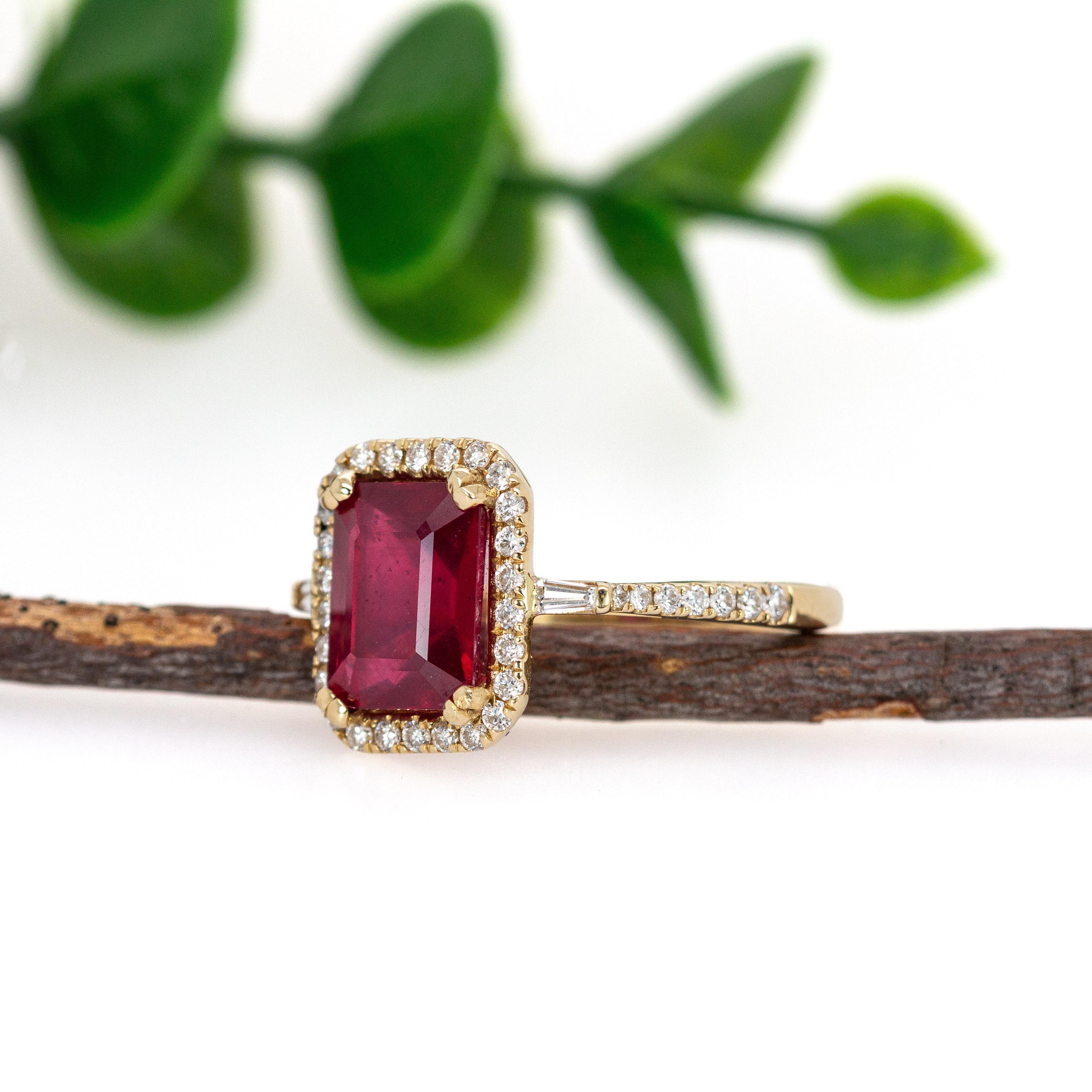 Zeitloser 2,6cts Madagaskar Rubin & Diamant Halo Ring in 14K massivem Gold  EM 9x7mm (Smaragdschliff) im Angebot