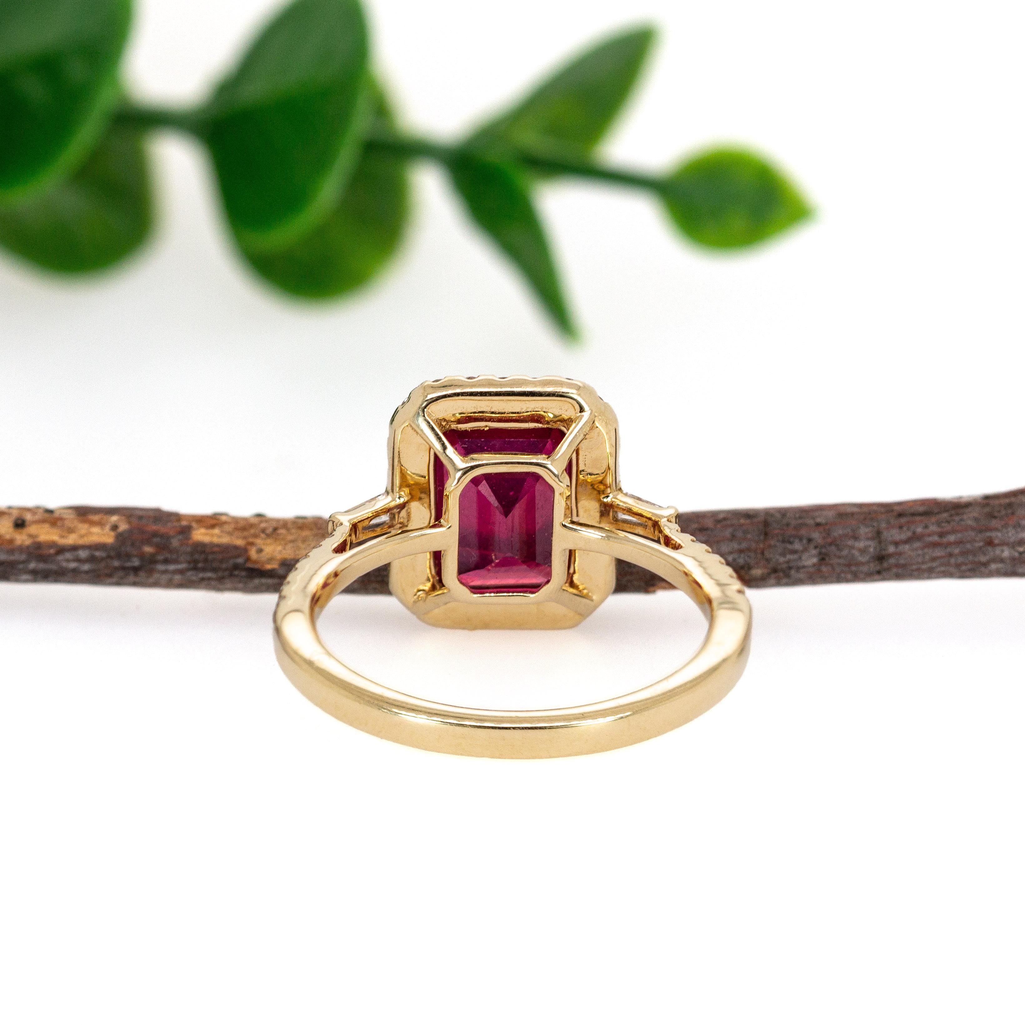 Zeitloser 2,6cts Madagaskar Rubin & Diamant Halo Ring in 14K massivem Gold  EM 9x7mm im Zustand „Neu“ im Angebot in Columbus, OH