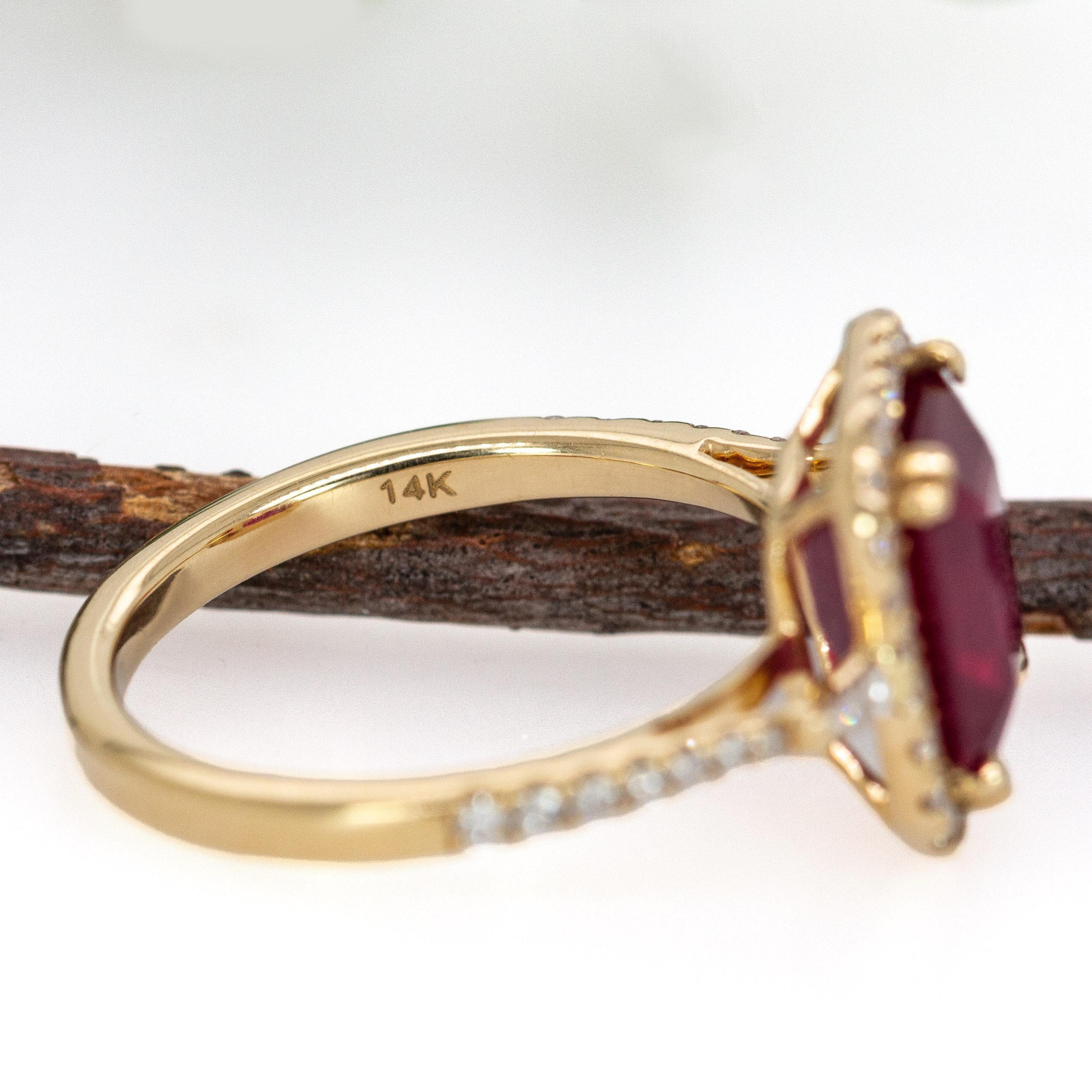Zeitloser 2,6cts Madagaskar Rubin & Diamant Halo Ring in 14K massivem Gold  EM 9x7mm im Angebot 1