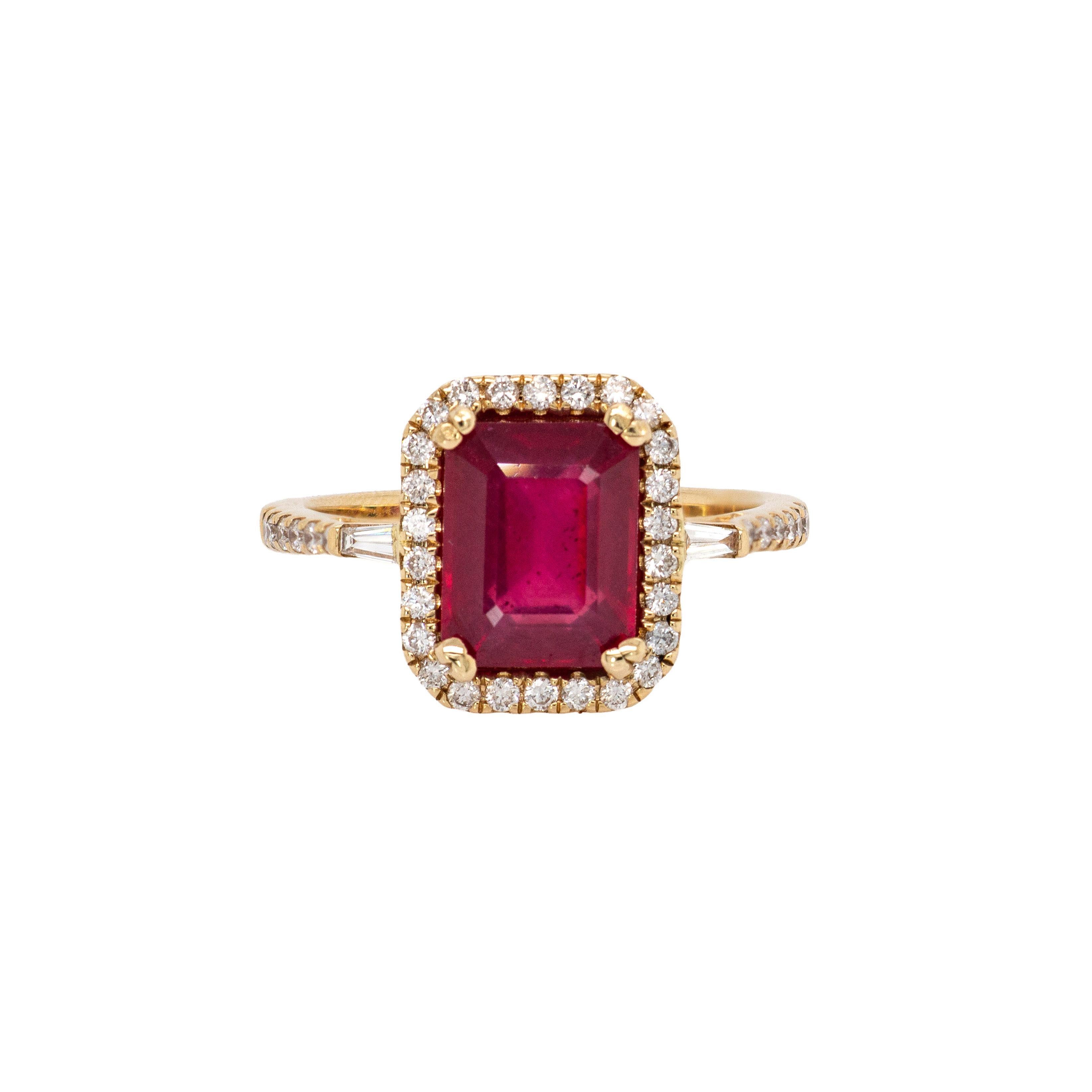 Bague intemporelle en or massif 14K avec halo de diamants et rubis de Madagascar de 2,6cts  EM 9x7mm