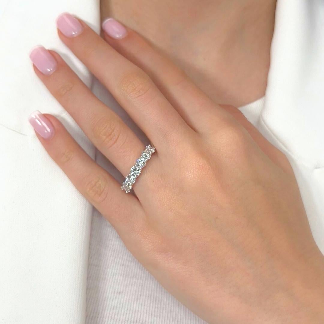 Bague demi-éternité intemporelle en or blanc 18 carats avec 2,76 ct de diamants - certifiée IGI

Cette bague de demi-éternité en or blanc 18 carats est ornée de 8 diamants ronds de taille brillant totalisant une valeur impressionnante de 2,76 ct.