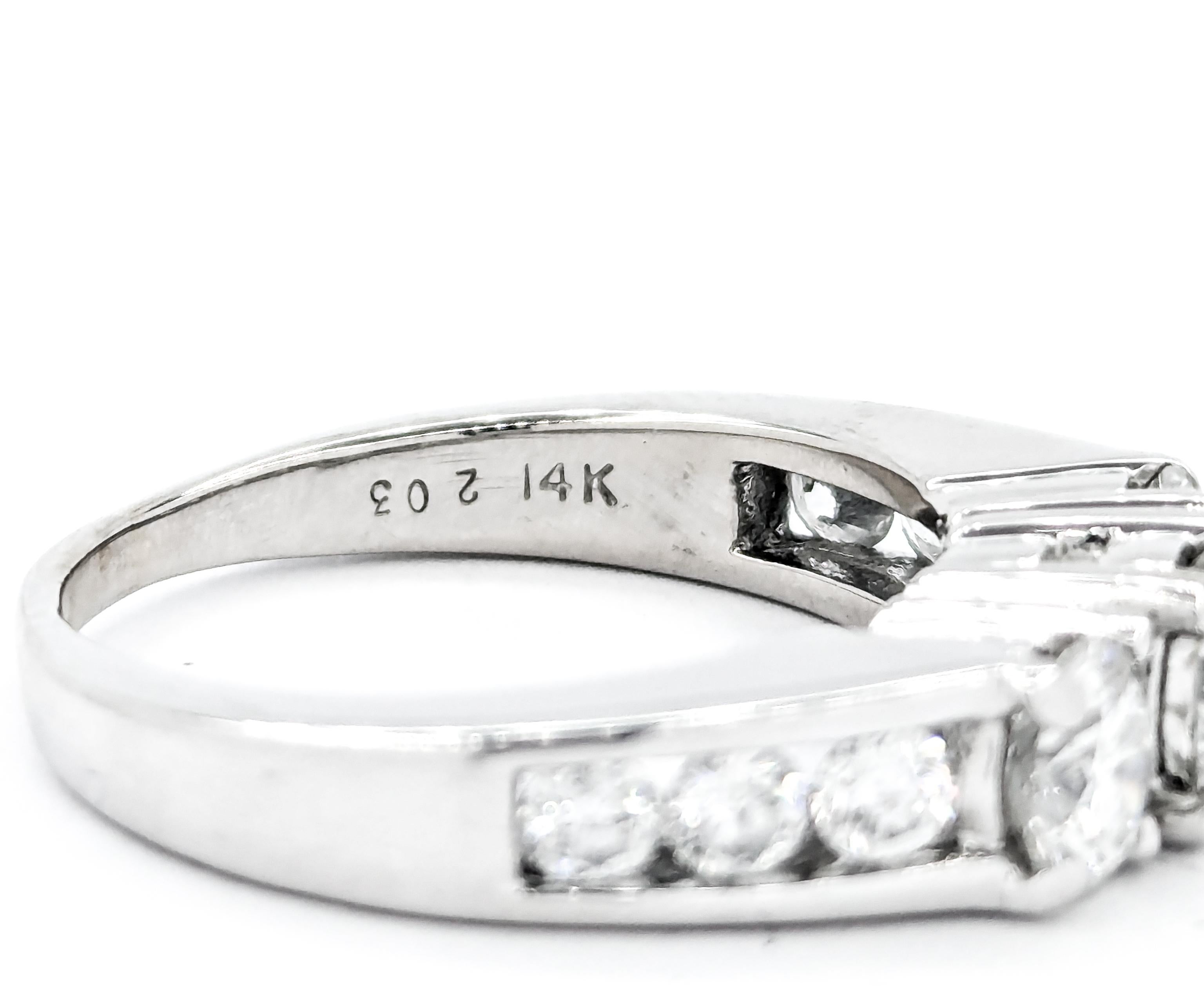 Anello senza tempo con 3 pietre e diamanti in oro bianco 14k in vendita 5
