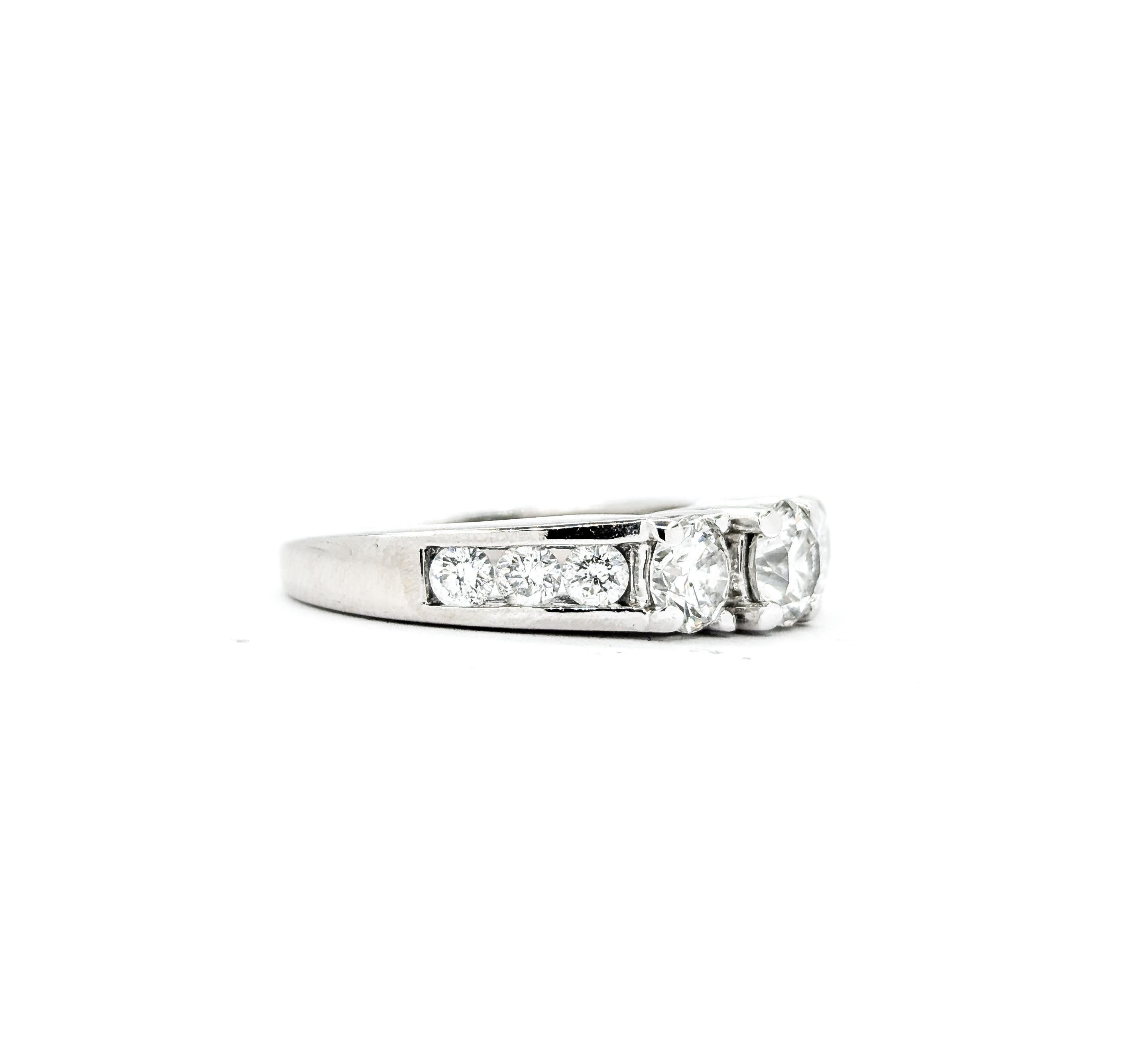 Anello senza tempo con 3 pietre e diamanti in oro bianco 14k in vendita 6