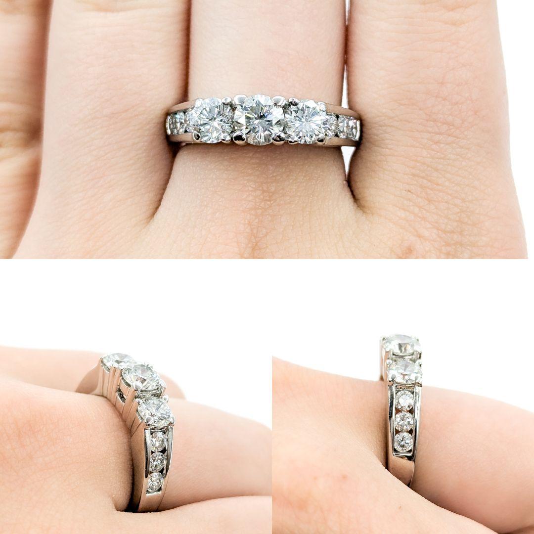 Anello senza tempo con 3 pietre e diamanti in oro bianco 14k

Ti presentiamo questo bellissimo anello con tre pietre e diamanti, realizzato in oro bianco 14 carati. L'anello presenta 2,03ctw di diamanti scintillanti con purezza I e una tonalità