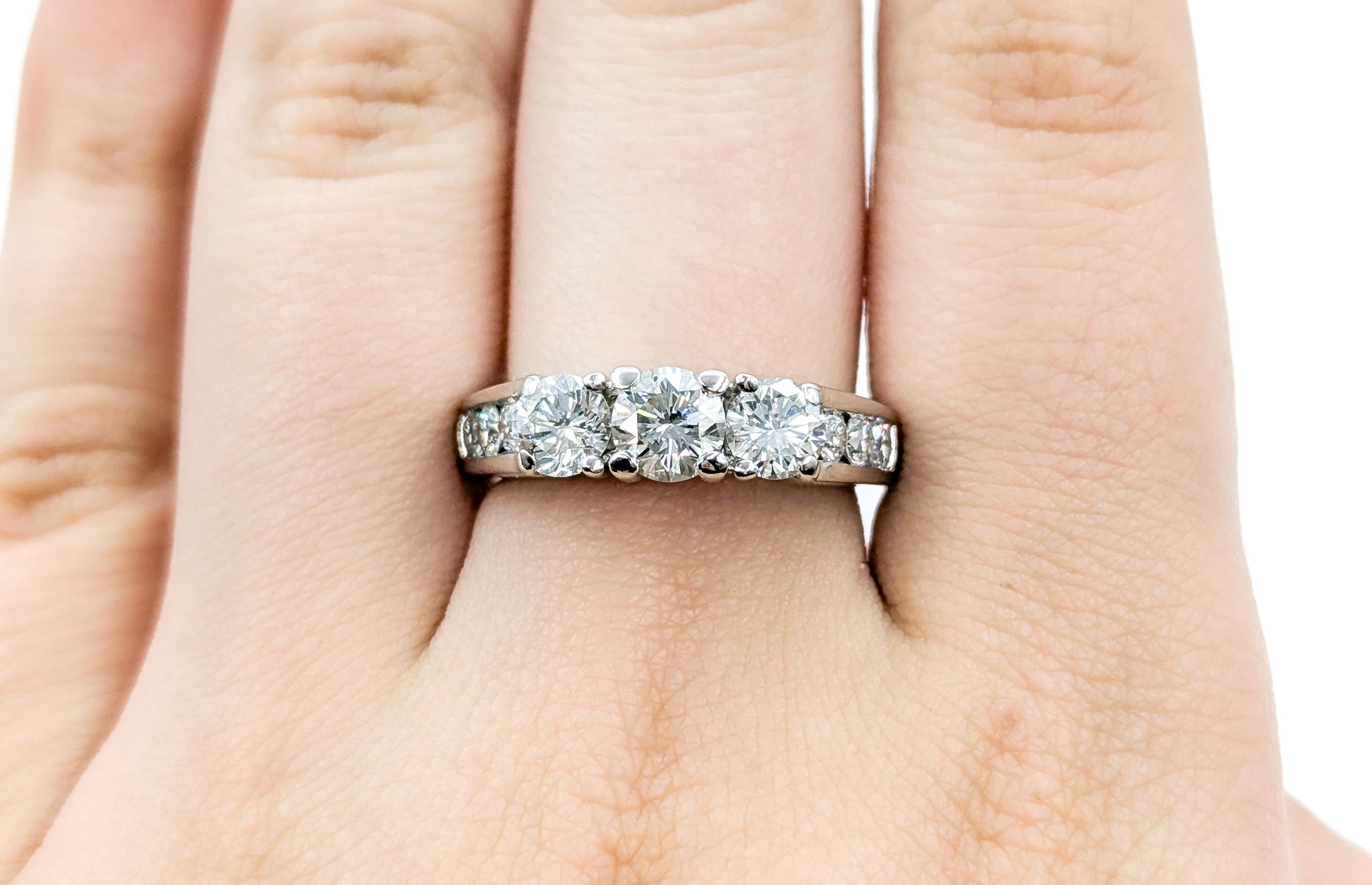 Anello senza tempo con 3 pietre e diamanti in oro bianco 14k In condizioni ottime in vendita a Bloomington, MN