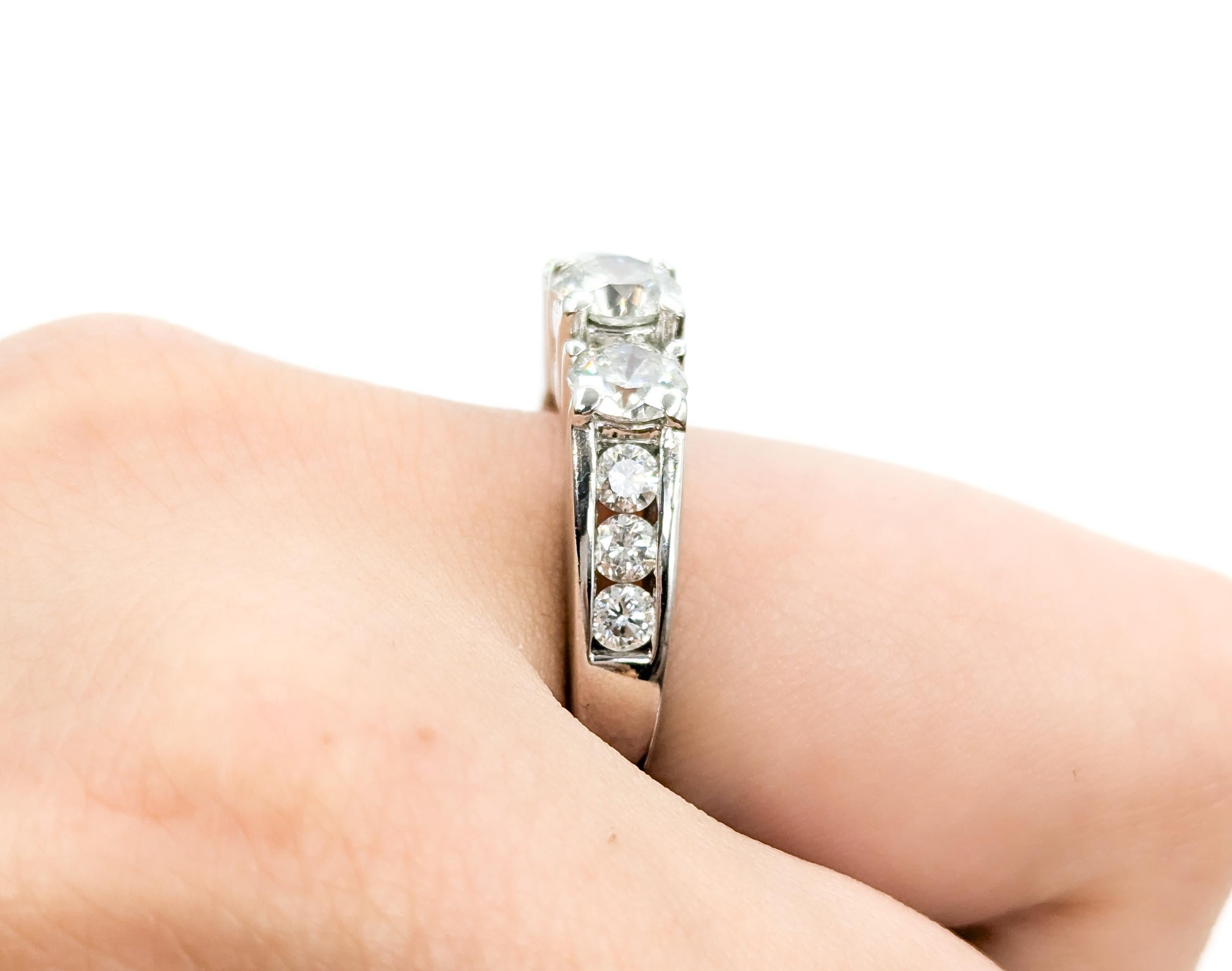 Donna Anello senza tempo con 3 pietre e diamanti in oro bianco 14k in vendita