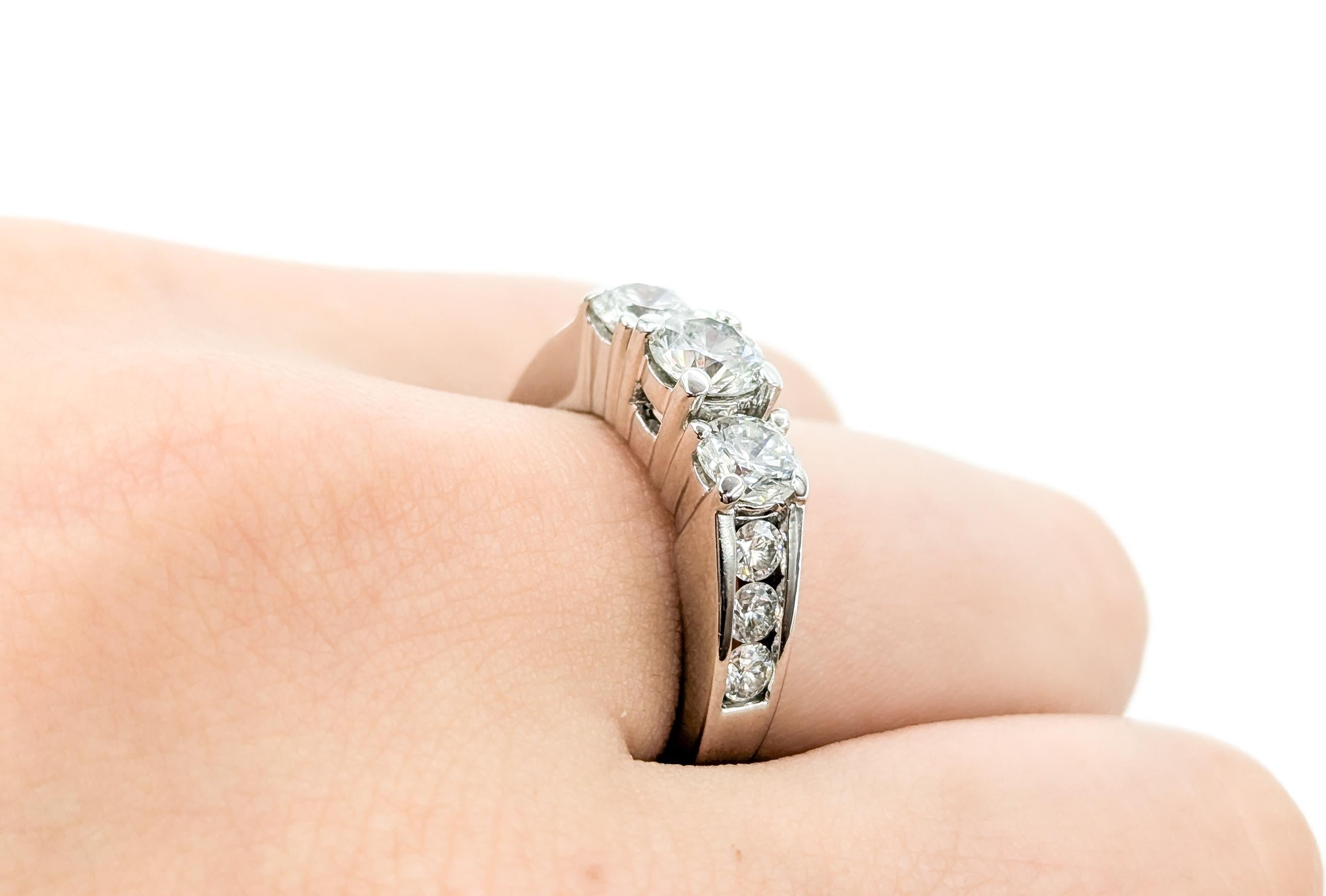 Anello senza tempo con 3 pietre e diamanti in oro bianco 14k in vendita 1