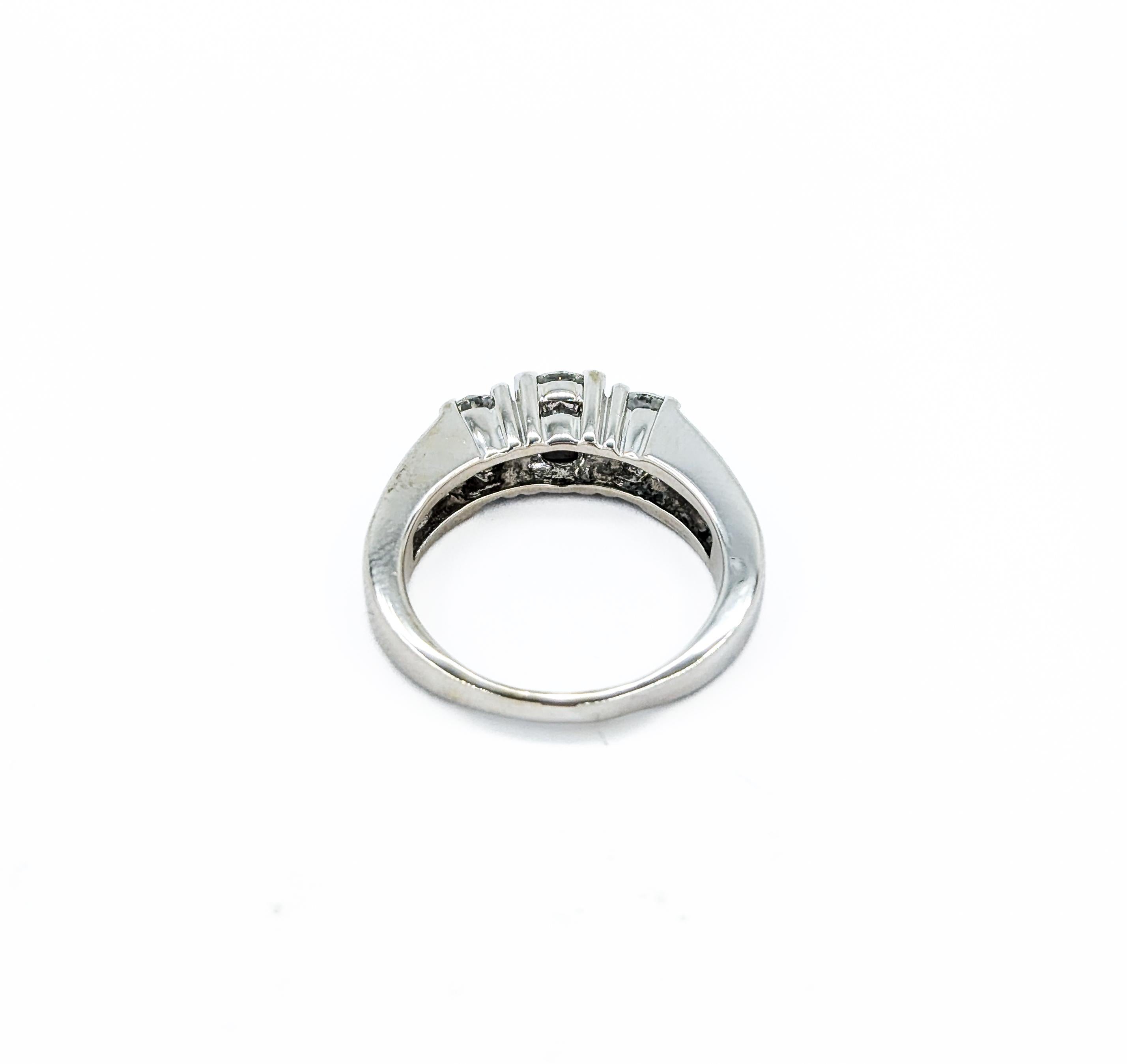 Anello senza tempo con 3 pietre e diamanti in oro bianco 14k in vendita 4