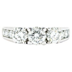 Anillo intemporal de 3 diamantes en oro blanco de 14k
