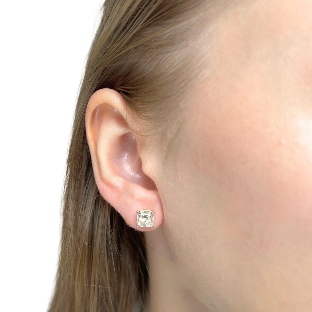 Boucles d'oreilles intemporelles en or jaune 18 carats et diamants de 3.02ct - IGI Certified

Intemporelles et lumineuses, ces exquises boucles d'oreilles en diamant présentent un éblouissant 3,02 carats de diamants taille coussin sertis dans un