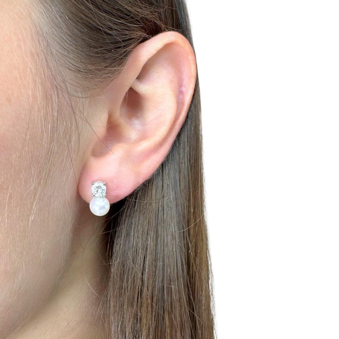 Boucles d'oreilles intemporelles en or blanc 18 carats composées de perles de culture des mers du Sud et de diamants - certifiées IGI

Ces boucles d'oreilles en or blanc 18k présentent deux perles de culture des mers du Sud rayonnantes d'un total de