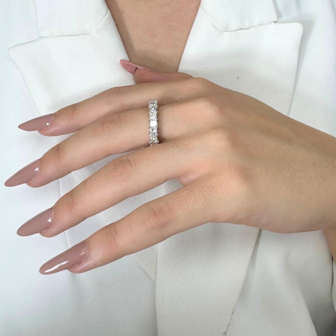 Bague intemporelle en or blanc 18k sertie de 5,55ct de diamants - Certifiée IGI en vente 5