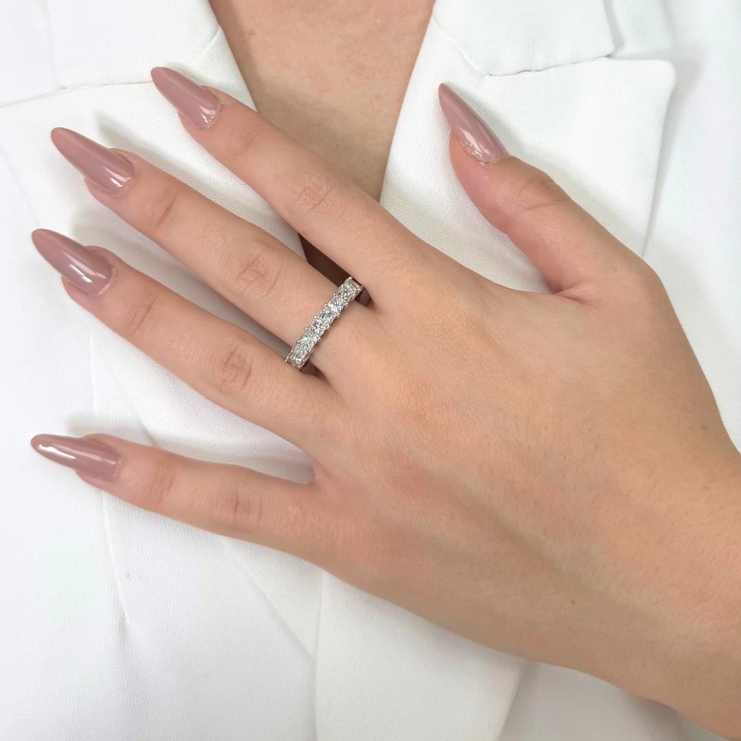 Bague intemporelle en or blanc 18k sertie de 5,55ct de diamants - Certifiée IGI

Cette bague en or blanc 18 carats est ornée de 22 éblouissants diamants de taille princesse totalisant une valeur impressionnante de 5,55 carats. Le profil épuré et