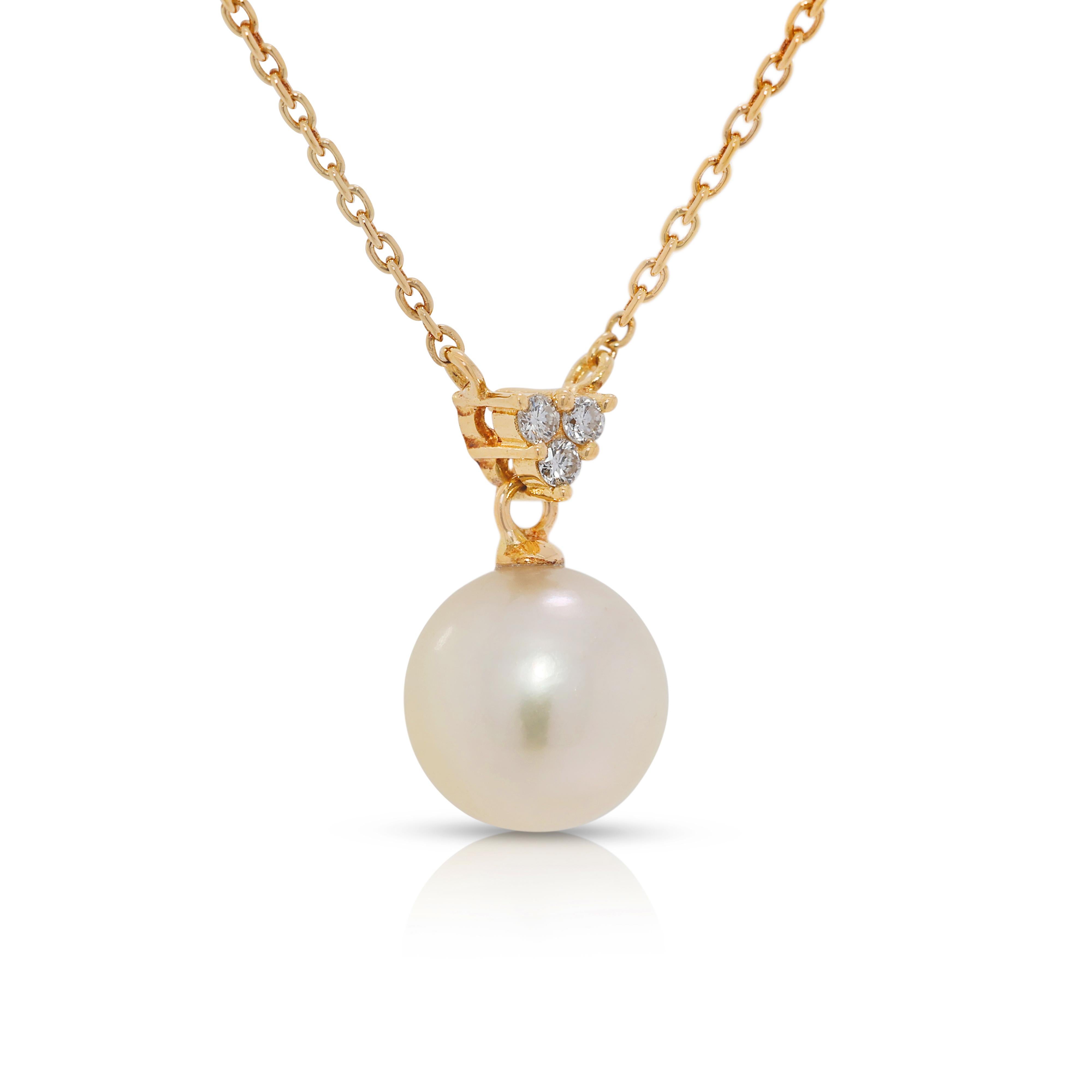 Timeless 7.9MM Pearl & 0.03ct Natural Diamond Necklace in 18K Yellow Gold In Excellent Condition For Sale In רמת גן, IL