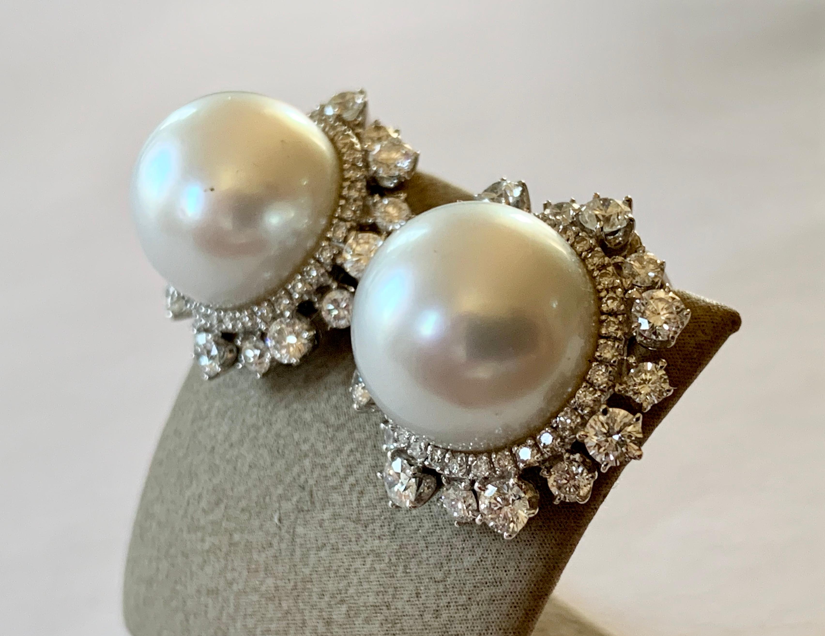 With elegant simplicity, these 18k white gold and south sea pearl earrings captivate a vintage charm. 
Very elegant and timeless pair of 18 K white Gold South Sea pearl and diamond earrings. Two South Sea pearls at 13,6 mm each and a total of 96