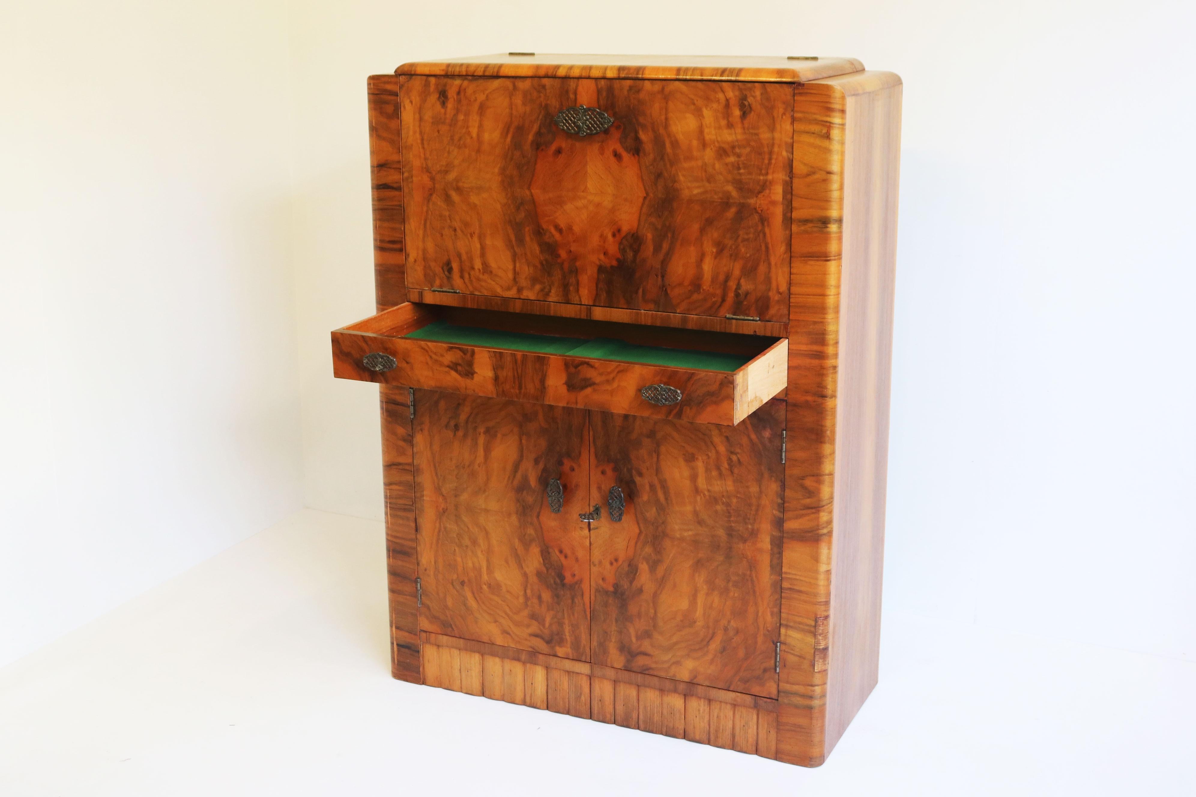 Timeless Antique Art Deco bar cabinet made from walnut burl 1920 luxury Dry Bar For Sale 5