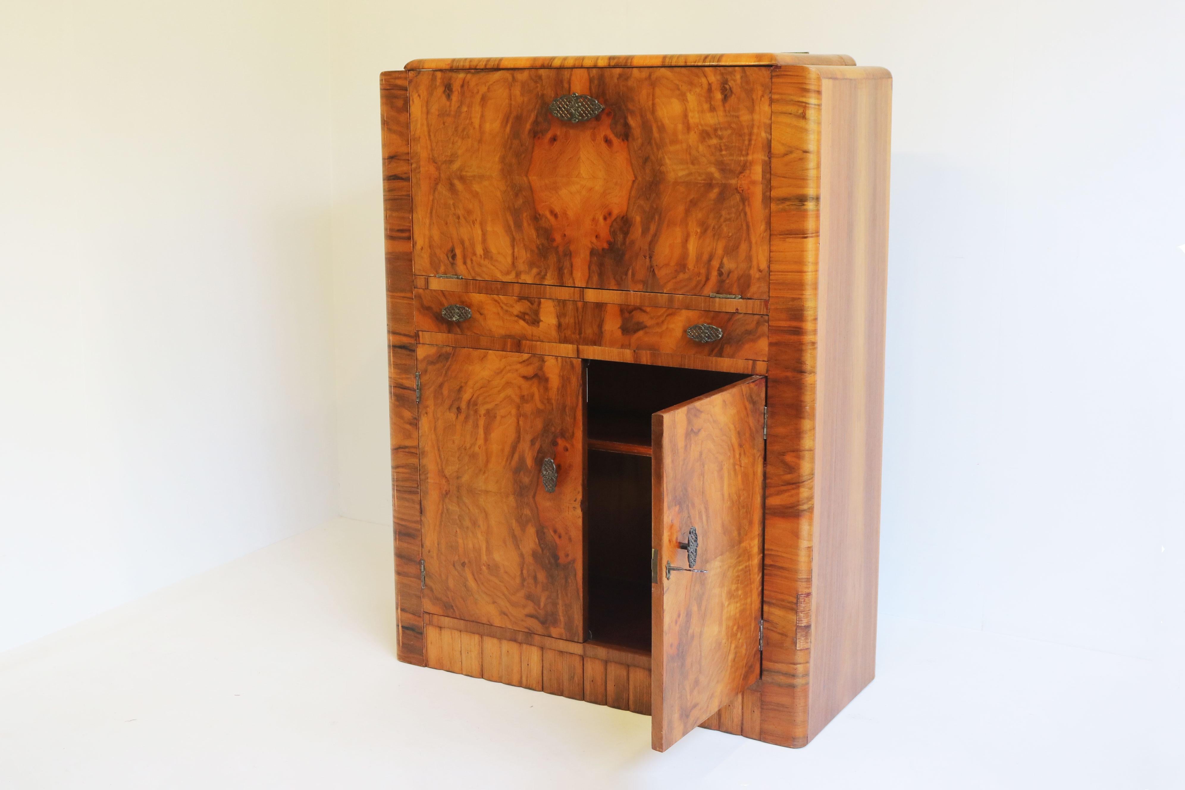 Timeless Antique Art Deco bar cabinet made from walnut burl 1920 luxury Dry Bar For Sale 6