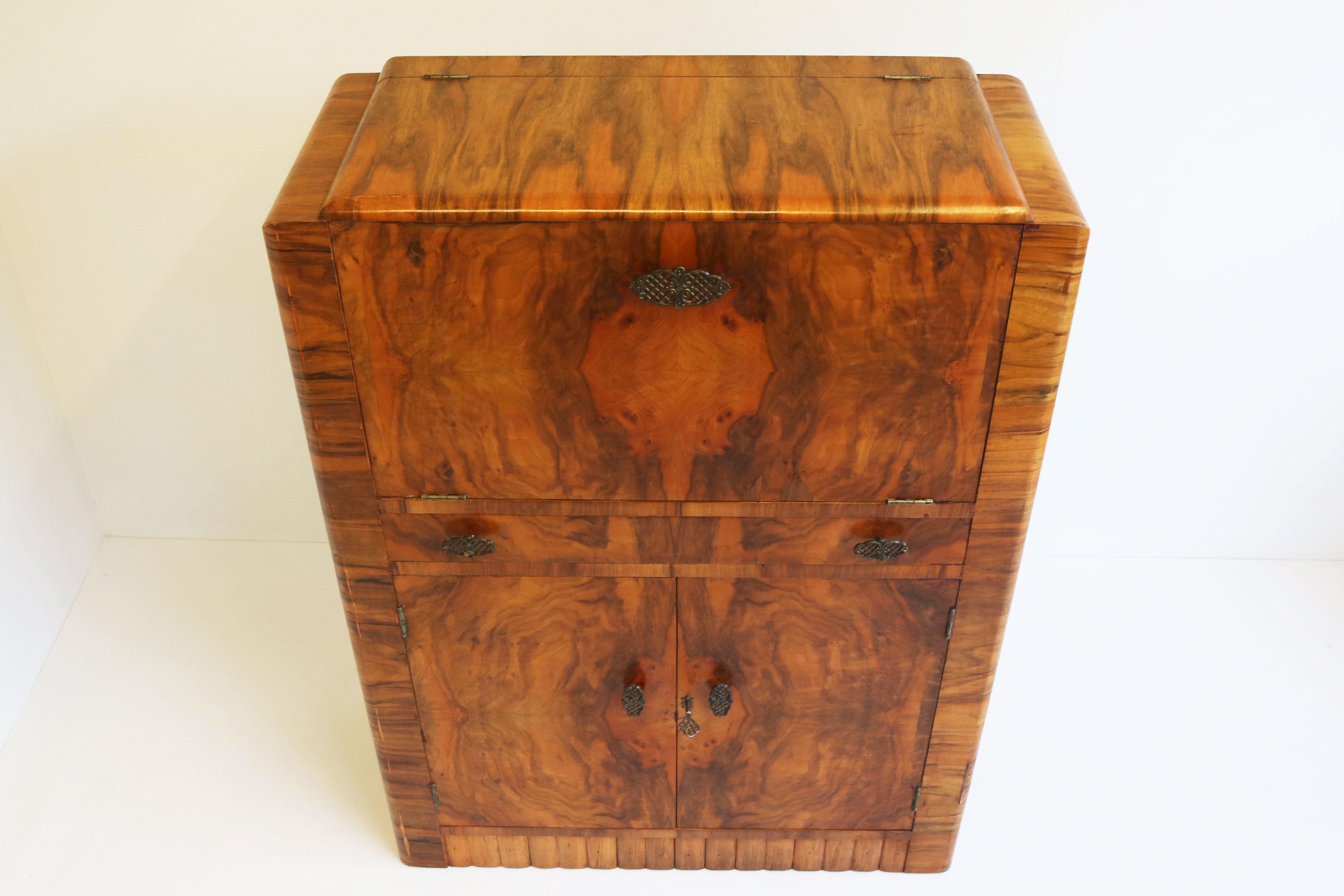 Timeless Antique Art Deco bar cabinet made from walnut burl 1920 luxury Dry Bar For Sale 8