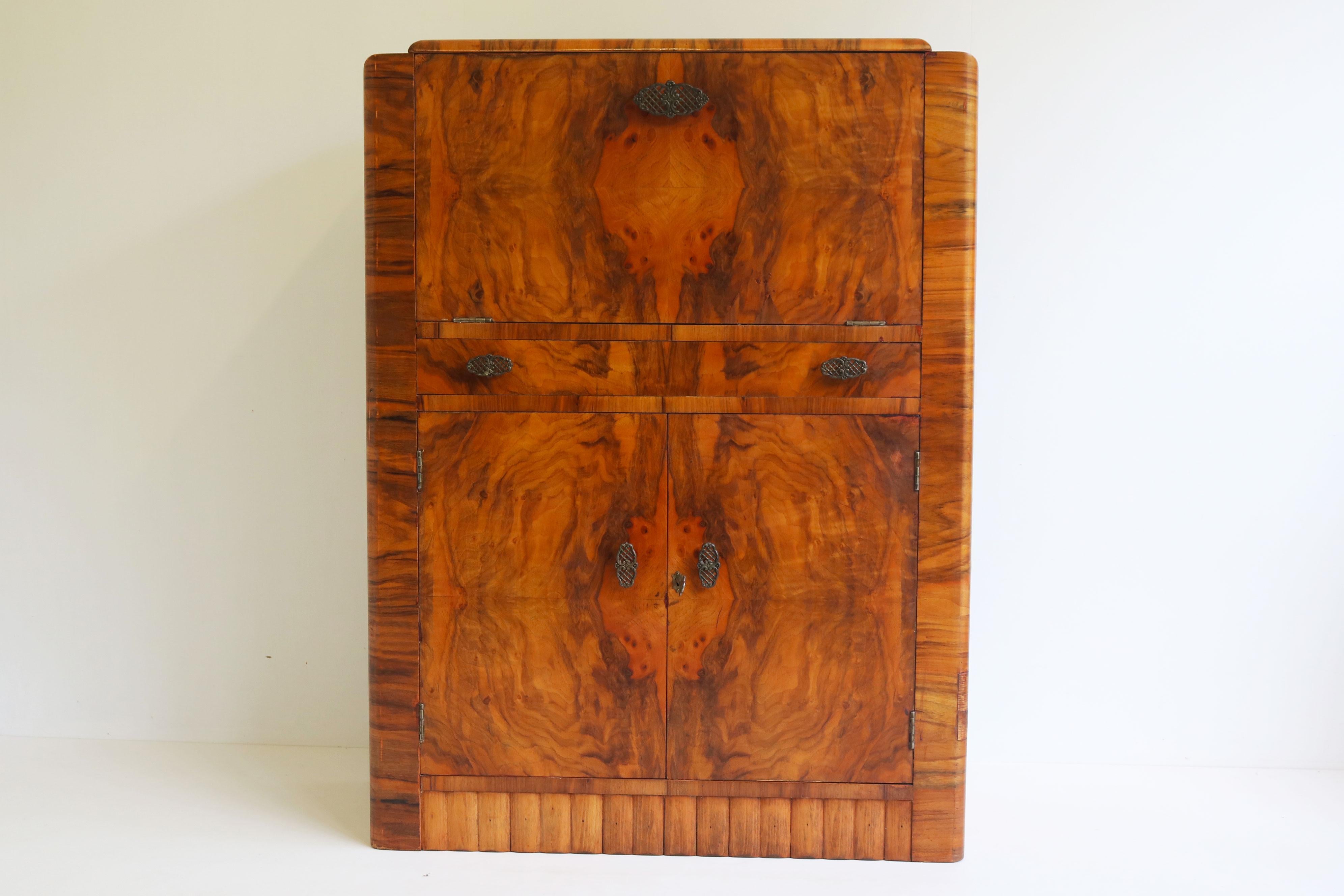 Elegant 1920s French Art Deco Dry Bar Cabinet finished in Walnut Burl
Step into the glamour of the roaring twenties with this exceptional French Art Deco dry bar cabinet, crafted in 1920 finished in stunning walnut burl. A quintessential example of