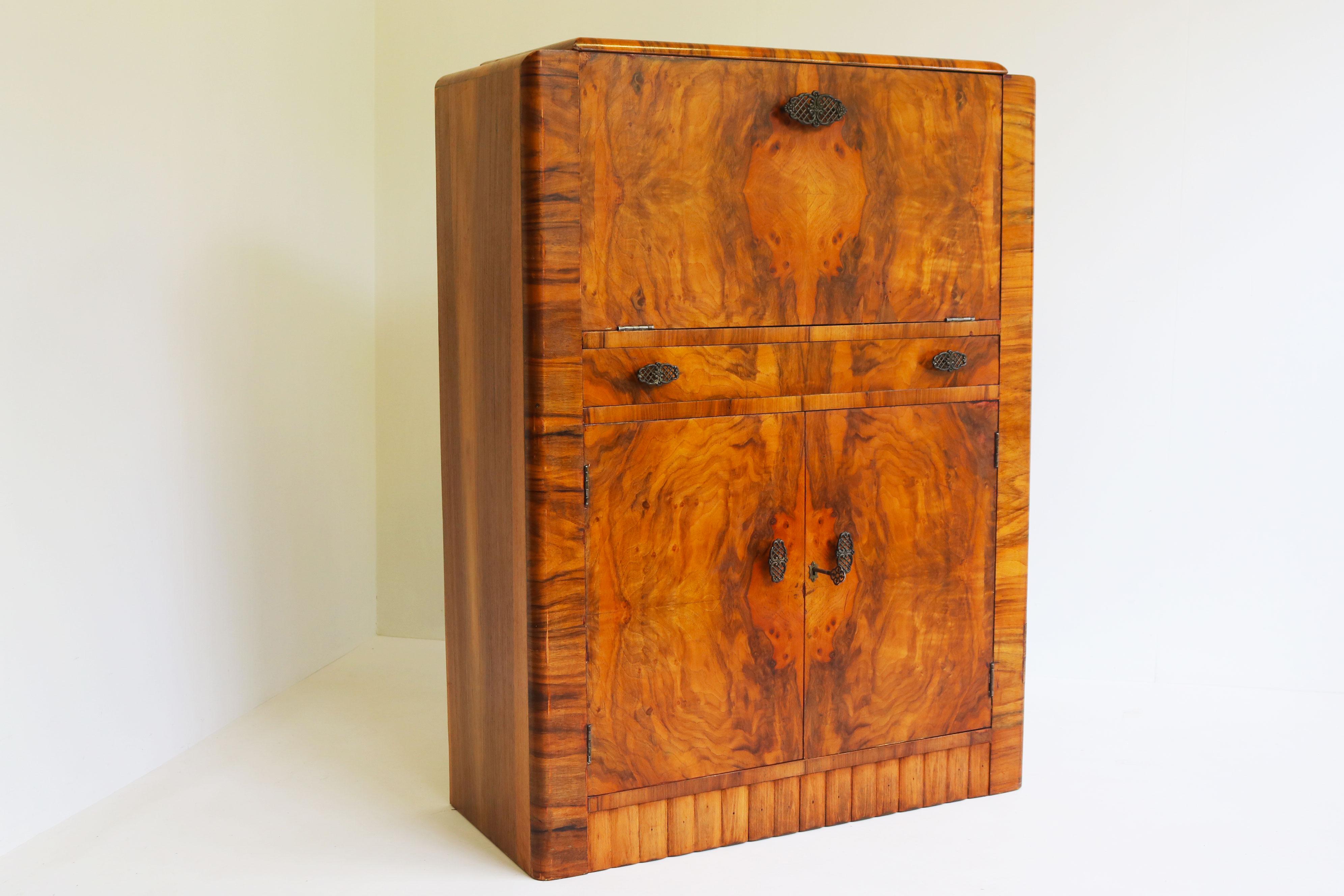 French Timeless Antique Art Deco bar cabinet made from walnut burl 1920 luxury Dry Bar For Sale