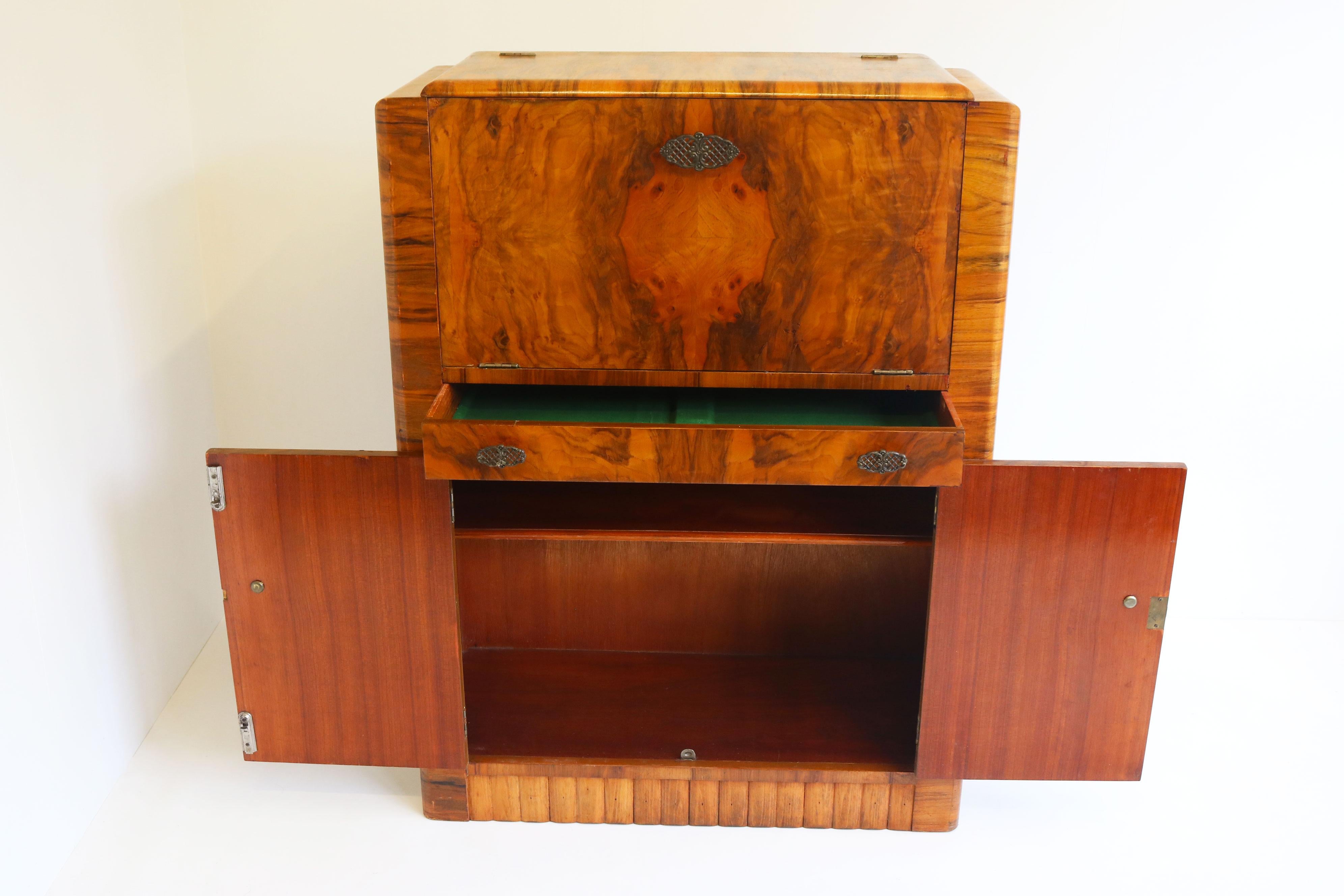 Timeless Antique Art Deco bar cabinet made from walnut burl 1920 luxury Dry Bar In Good Condition For Sale In Ijzendijke, NL