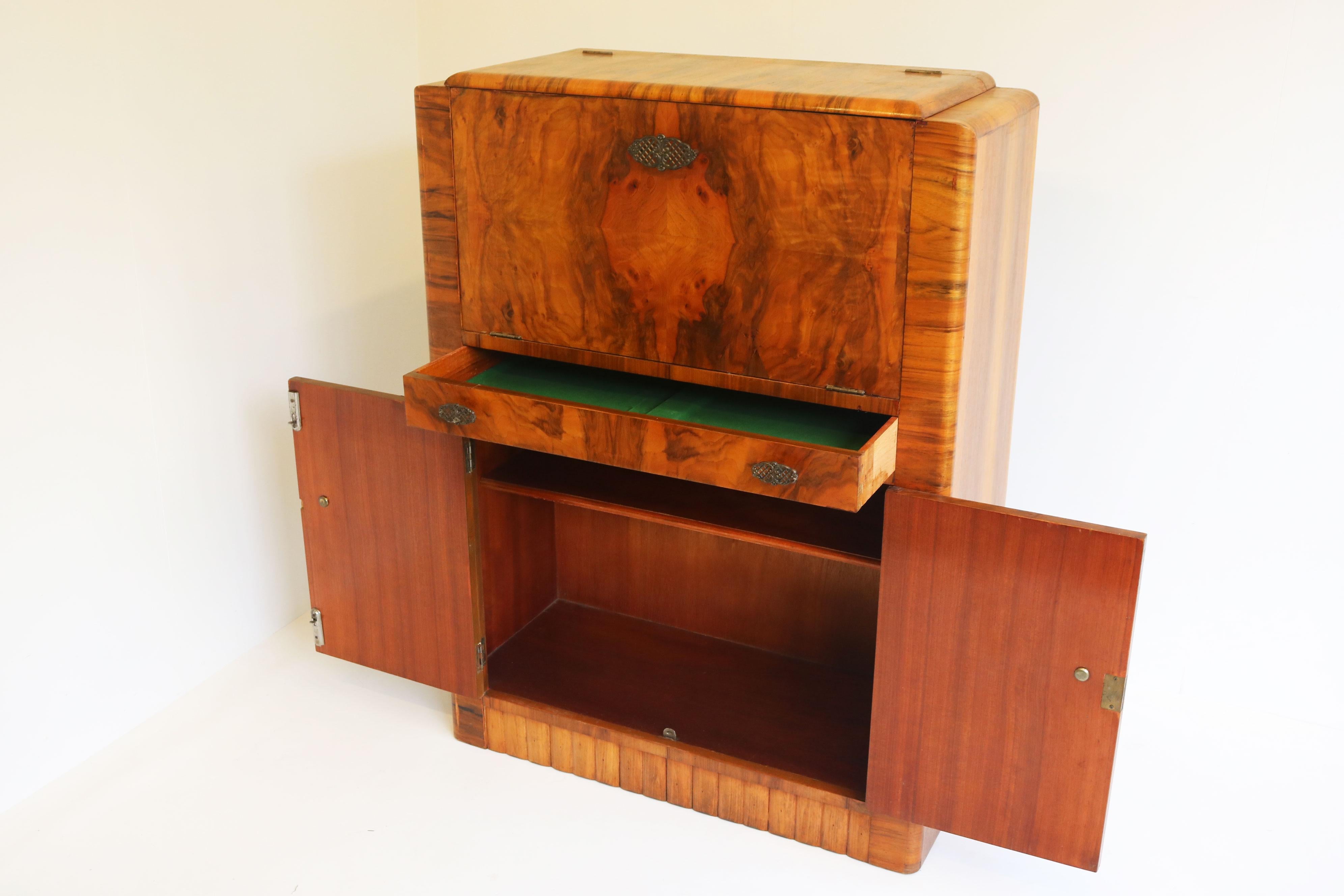 Early 20th Century Timeless Antique Art Deco bar cabinet made from walnut burl 1920 luxury Dry Bar For Sale