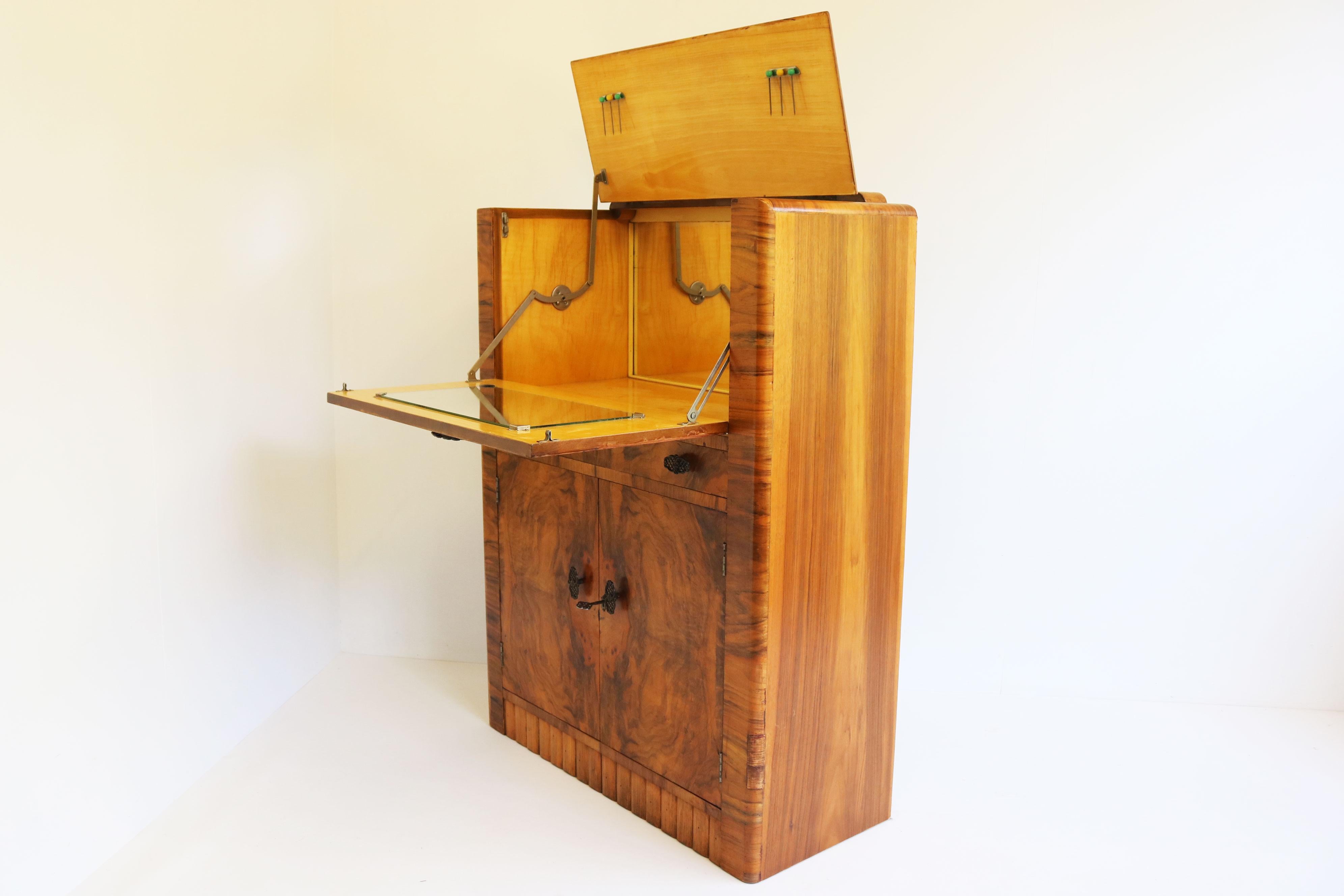 Timeless Antique Art Deco bar cabinet made from walnut burl 1920 luxury Dry Bar For Sale 2