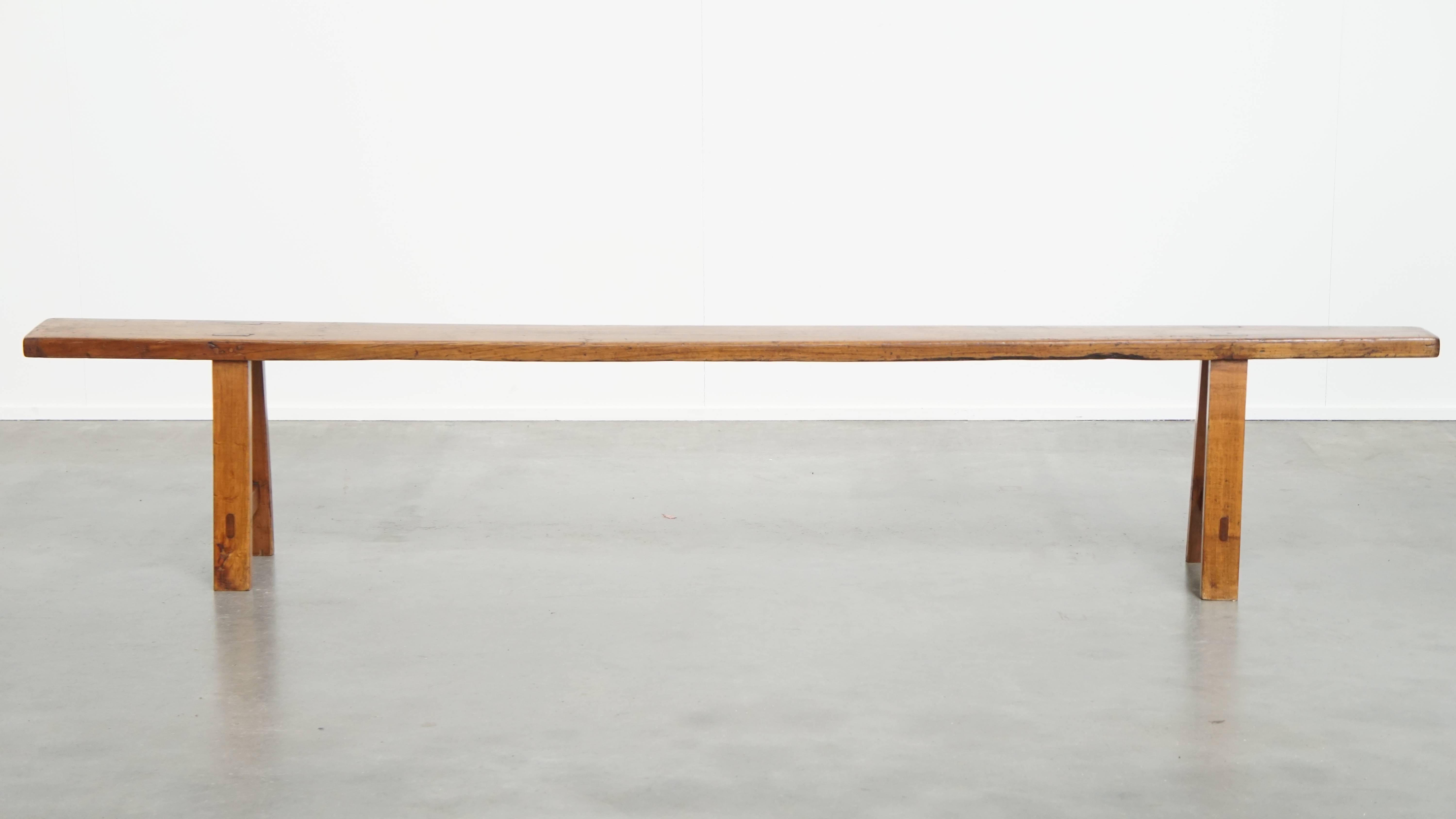 Les amateurs d'un intérieur charmant et chaleureux savent depuis des années qu'un banc constitue toujours un ajout esthétique et pratique à presque tous les styles d'intérieur. Ce banc ne fait pas exception à la règle ! Il s'intègre parfaitement à