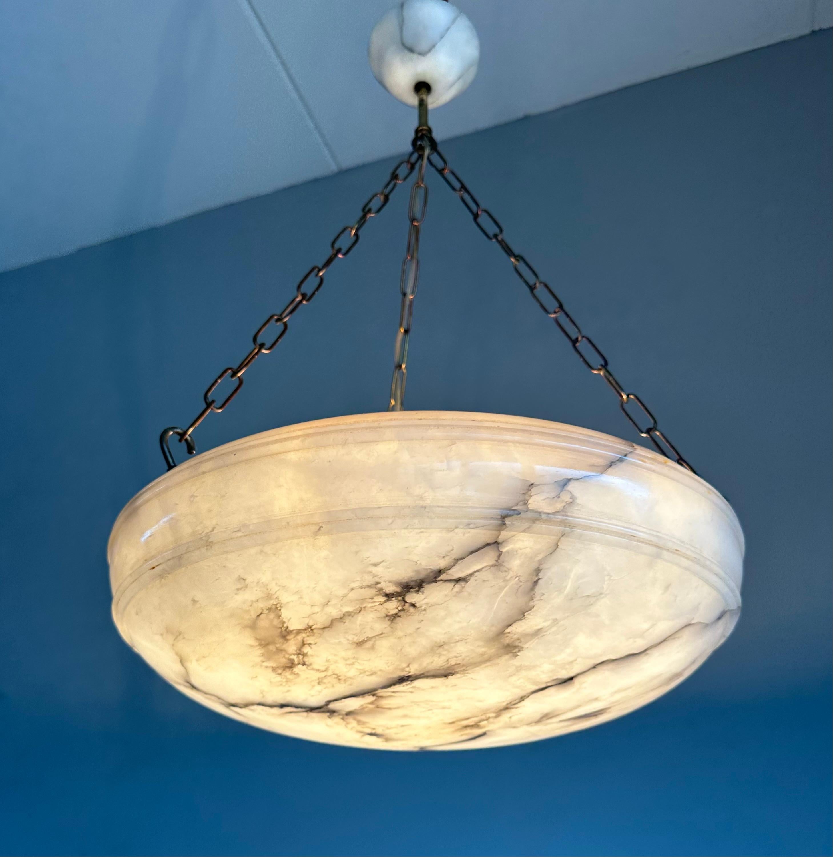 Timeless Art Deco Design Large Alabaster Pendant Light in Good Condition 1910 6