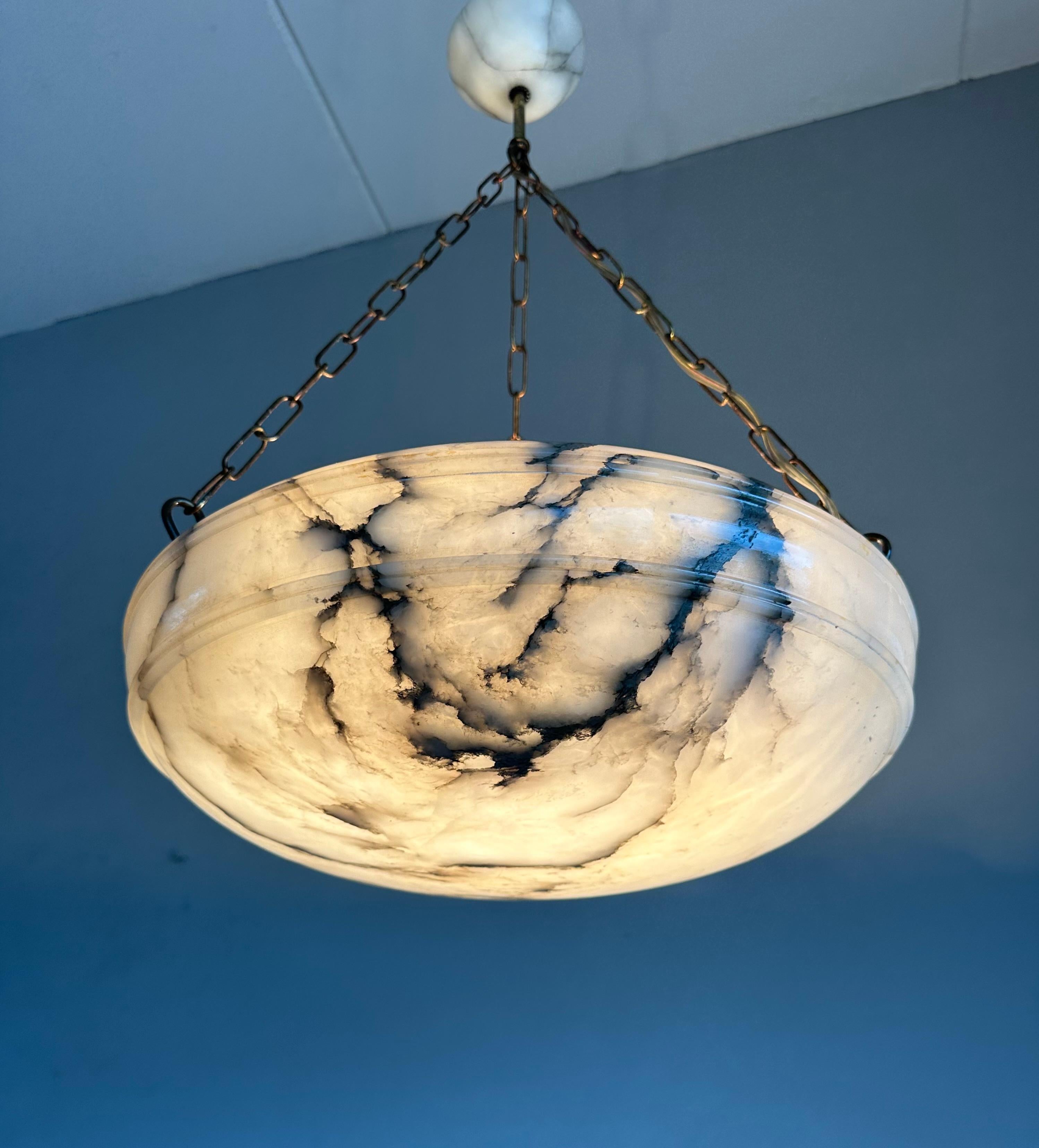 Timeless Art Deco Design Large Alabaster Pendant Light in Good Condition 1910 10