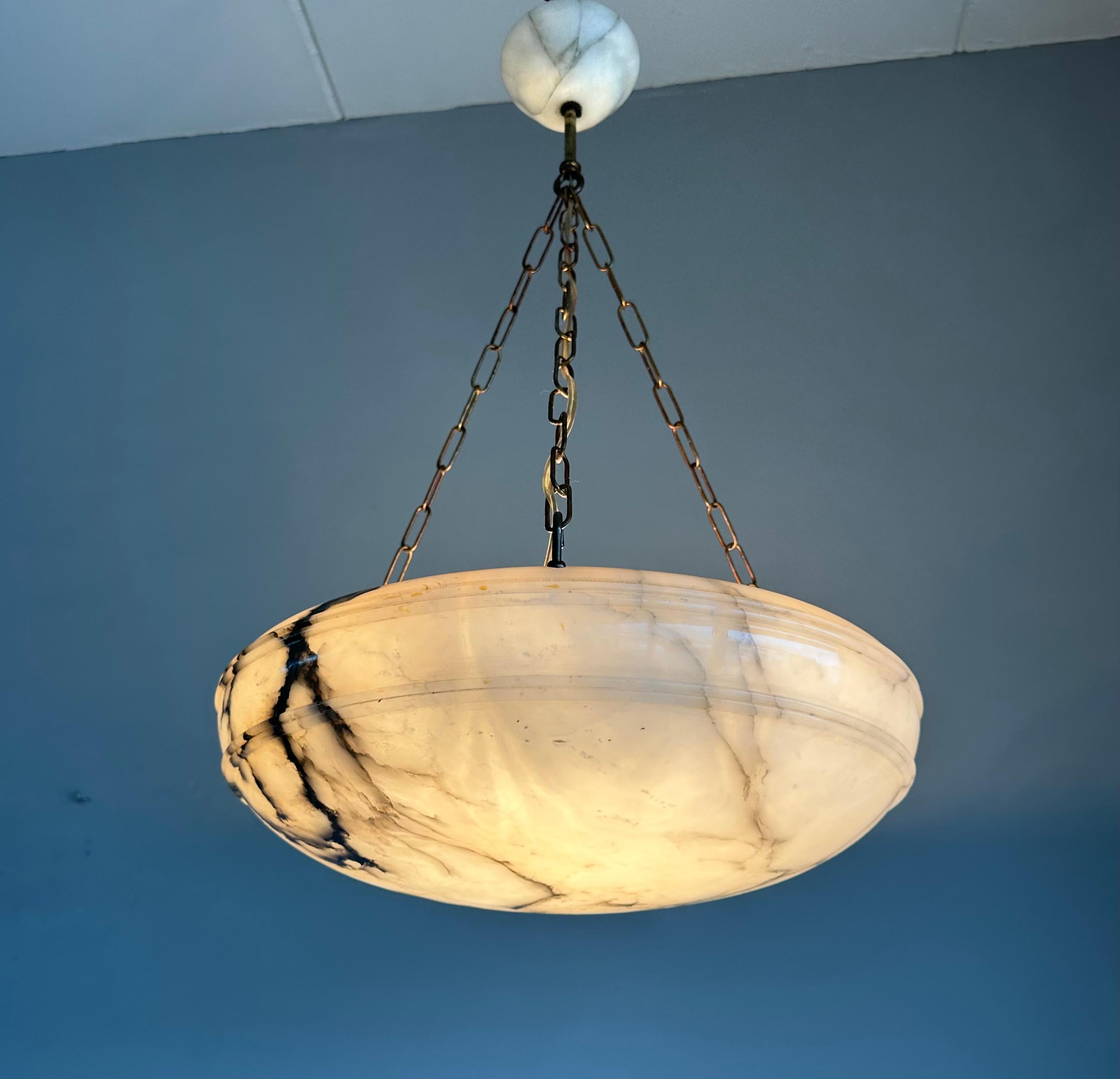 Timeless Art Deco Design Large Alabaster Pendant Light in Good Condition 1910 11