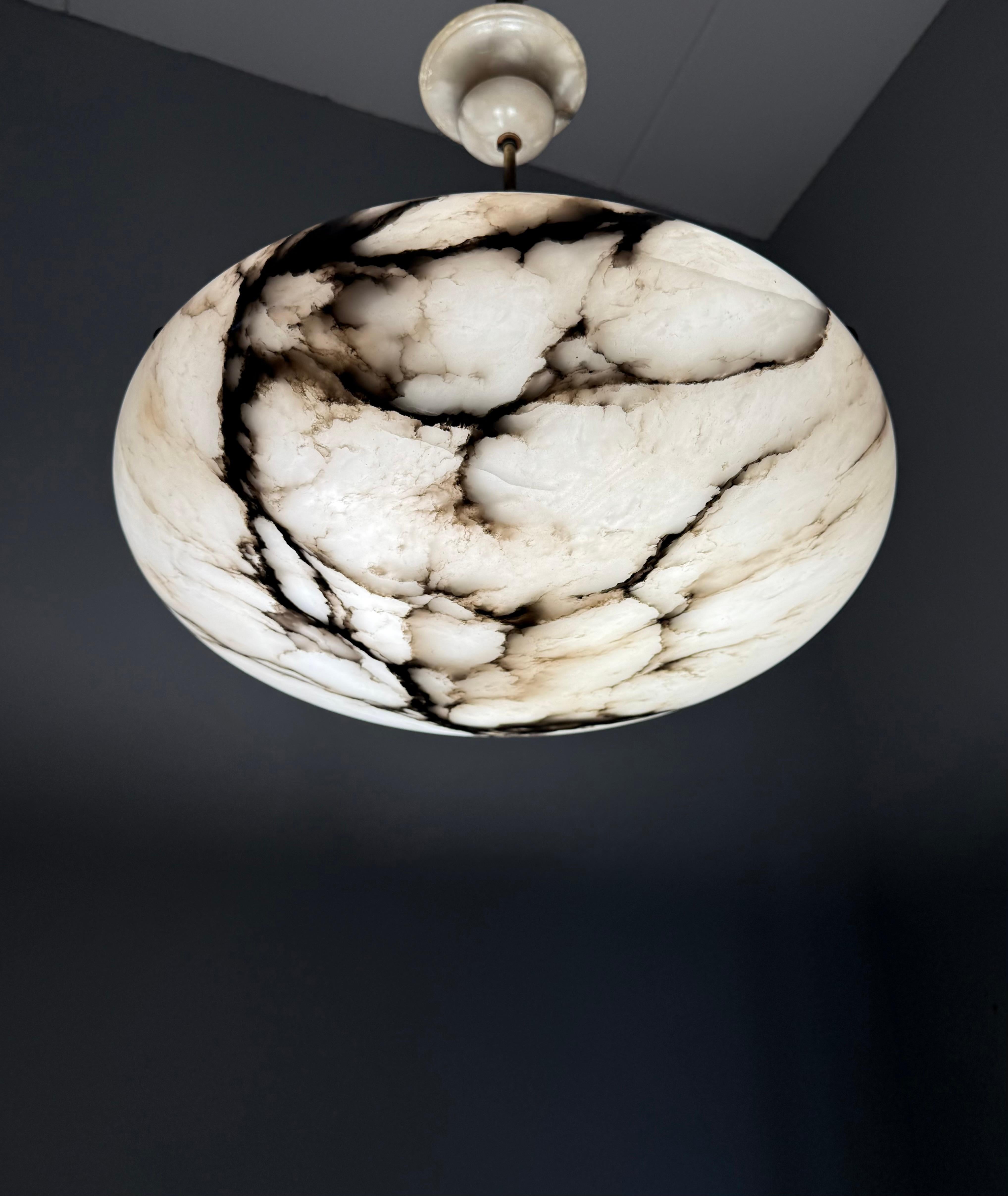 Timeless Art Deco Design Large Alabaster Suspension Light en bon état 1920 en vente 8