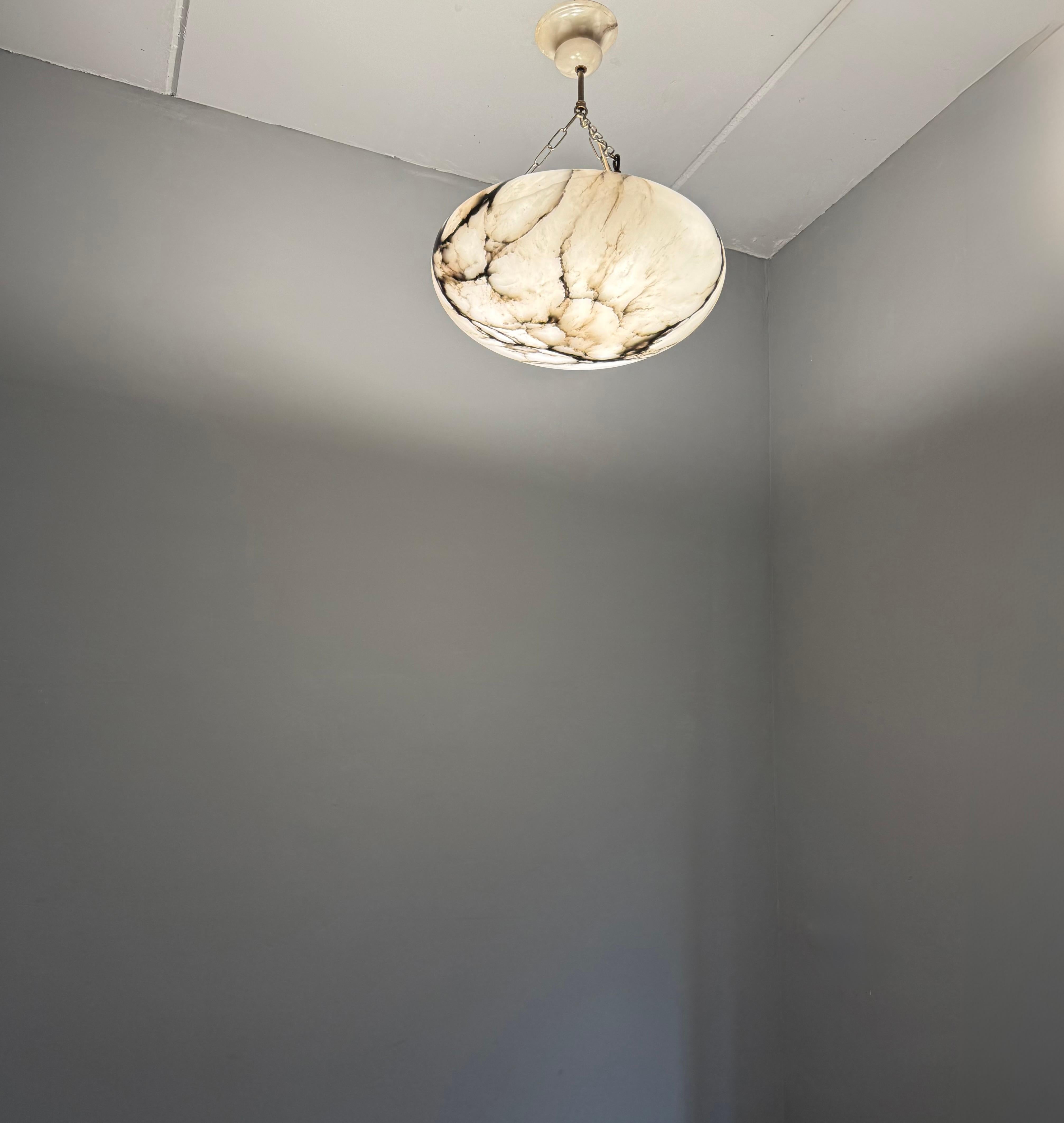 Timeless Art Deco Design Large Alabaster Suspension Light en bon état 1920 en vente 12