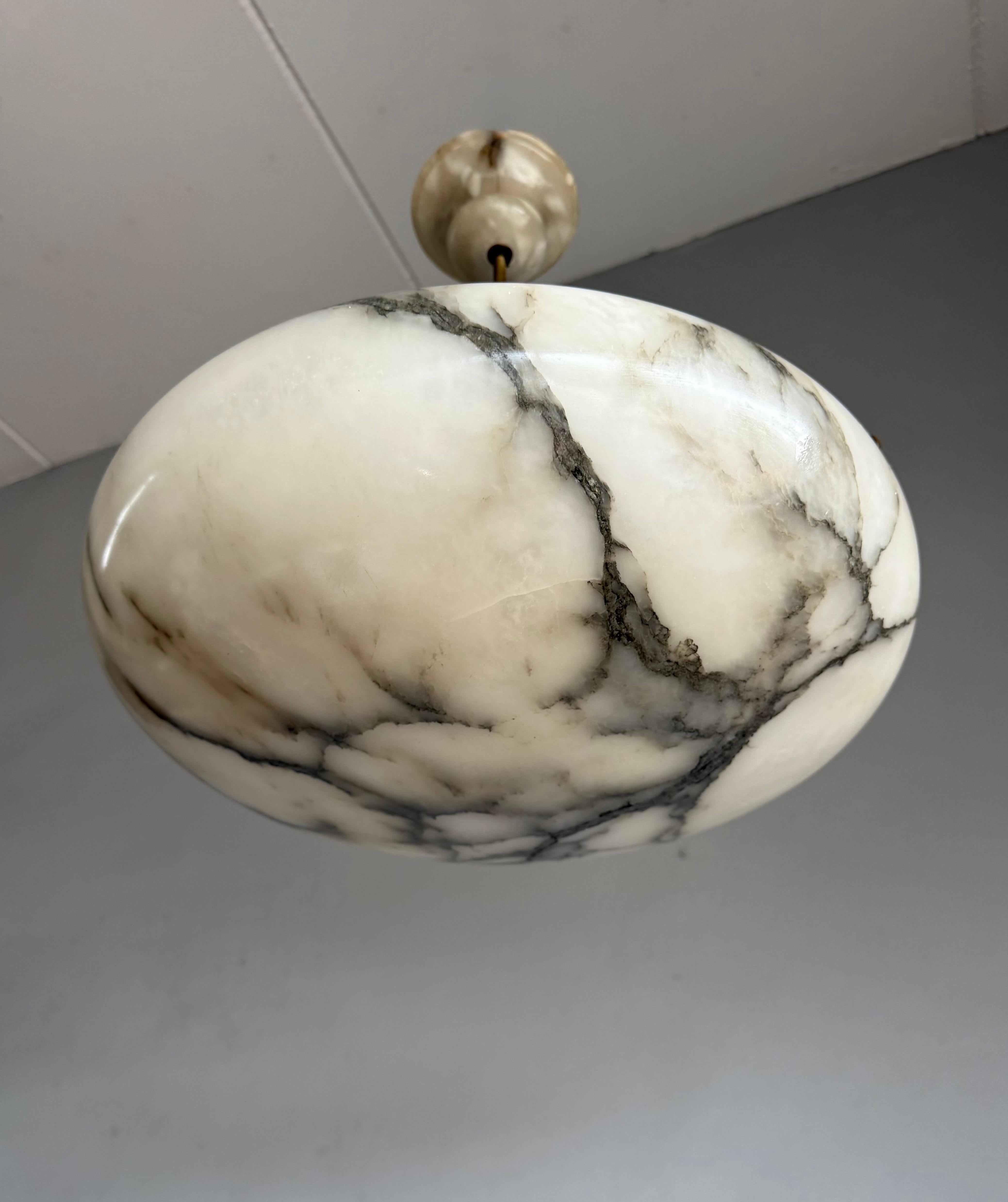 Français Timeless Art Deco Design Large Alabaster Suspension Light en bon état 1920 en vente