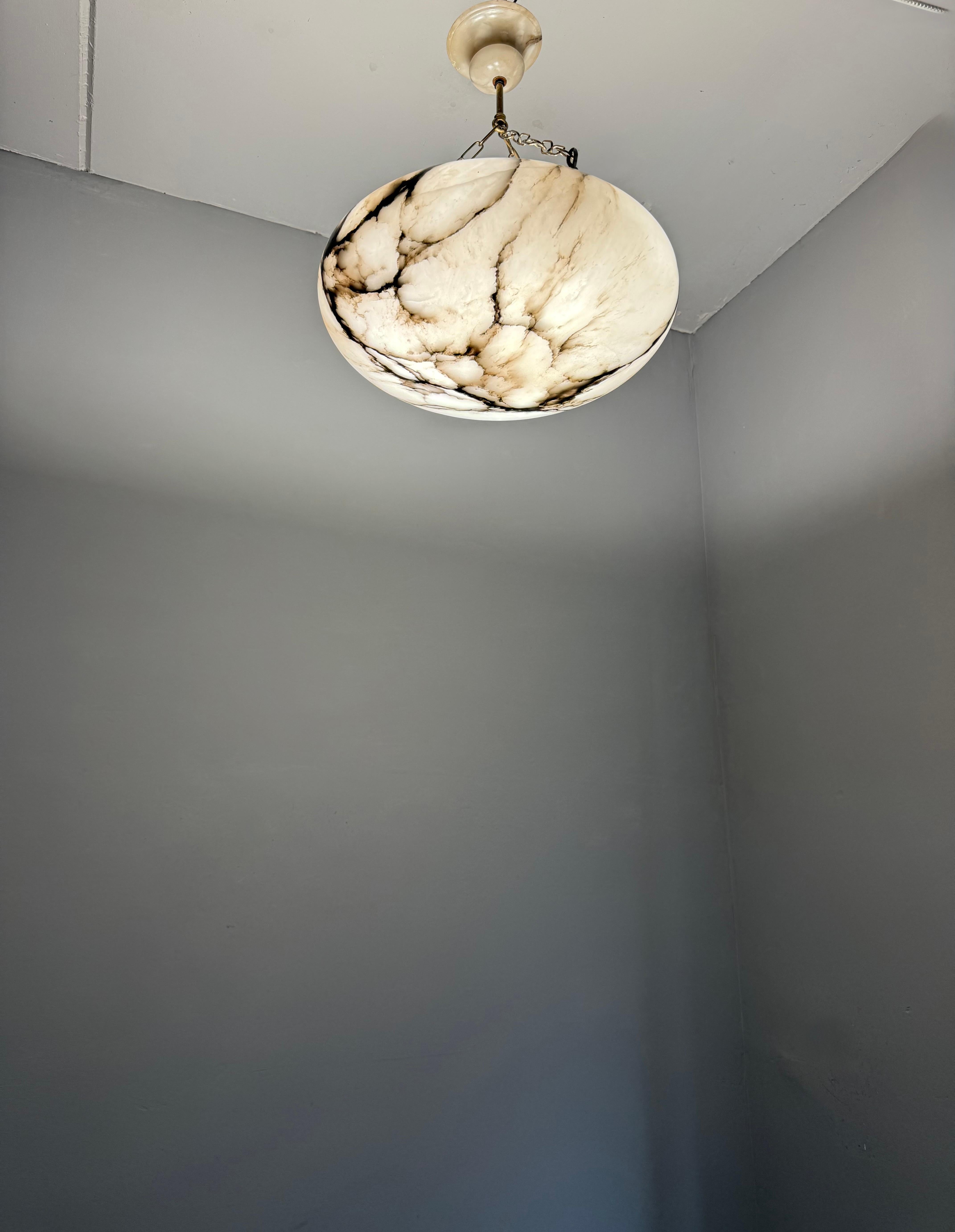 Sculpté à la main Timeless Art Deco Design Large Alabaster Suspension Light en bon état 1920 en vente