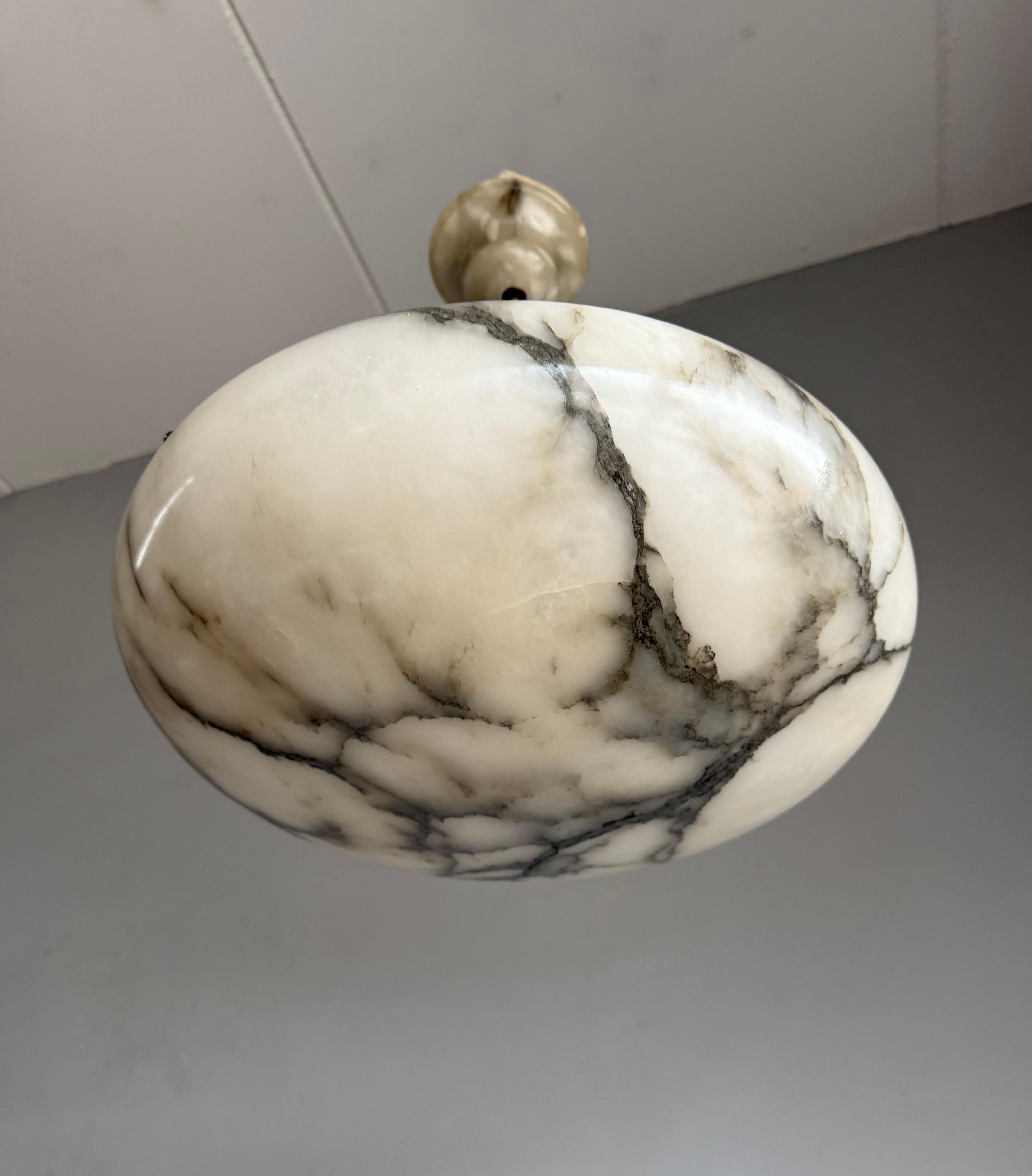 20ième siècle Timeless Art Deco Design Large Alabaster Suspension Light en bon état 1920 en vente