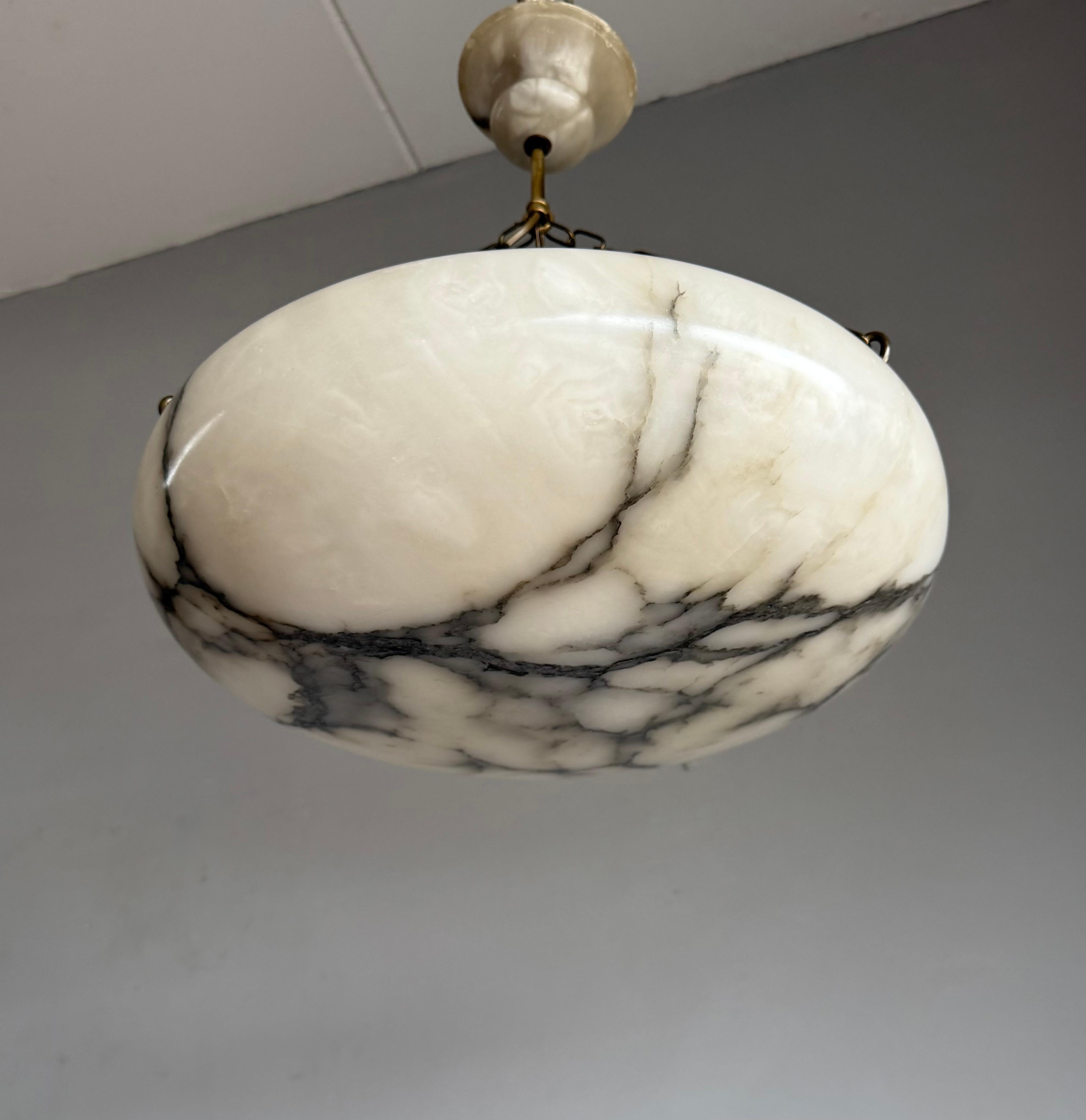Laiton Timeless Art Deco Design Large Alabaster Suspension Light en bon état 1920 en vente