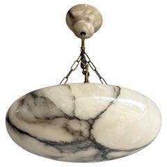 Timeless Art Deco Design Large Alabaster Suspension Light en bon état 1920