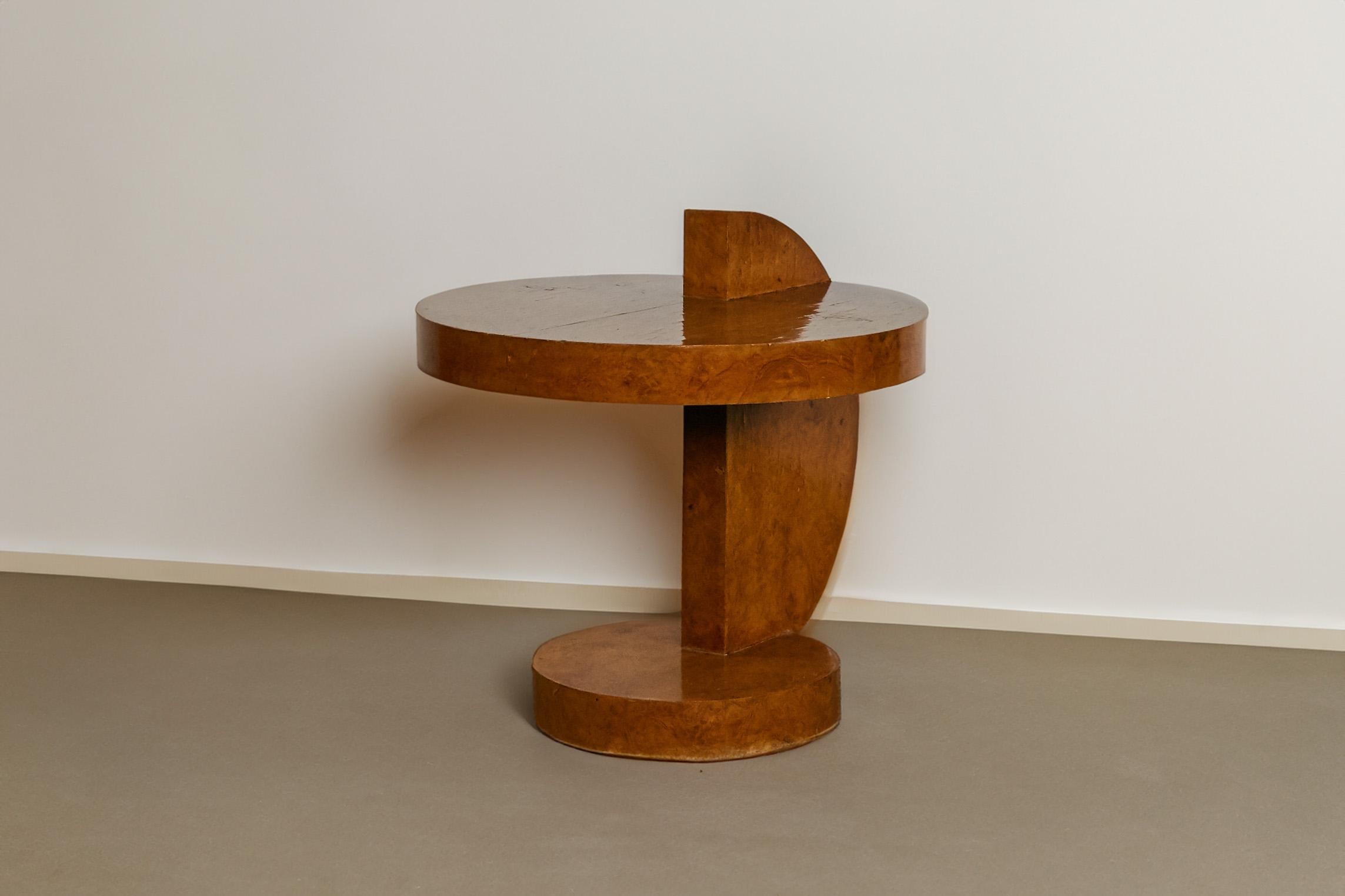 This charming side table impresses with its timeless design and round shape. The fine amboina veneer gives the table a warm and elegant look that perfectly complements both classic and modern interiors.

The table is in unrestored original condition