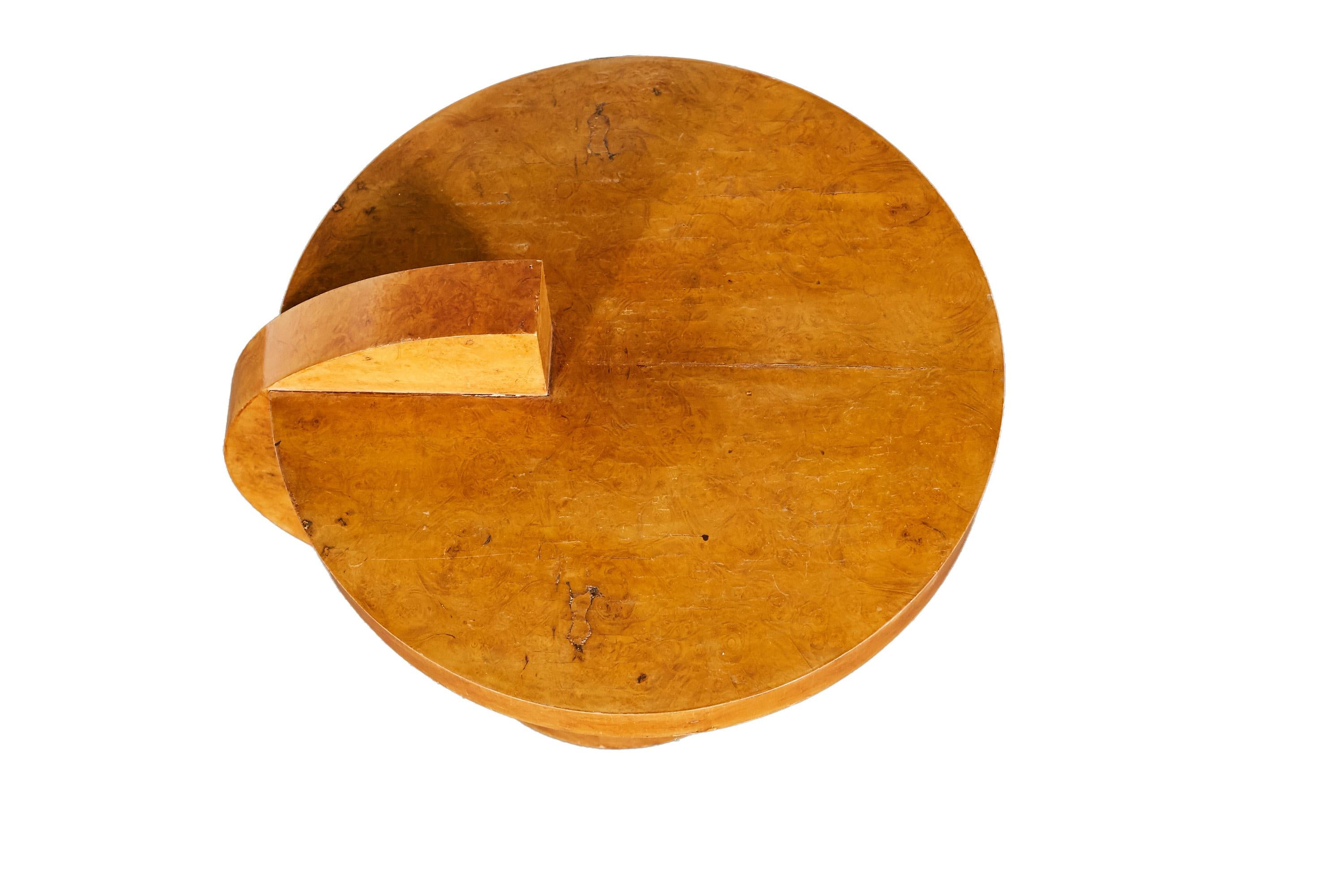 Lacquer Timeless Art Deco side table For Sale