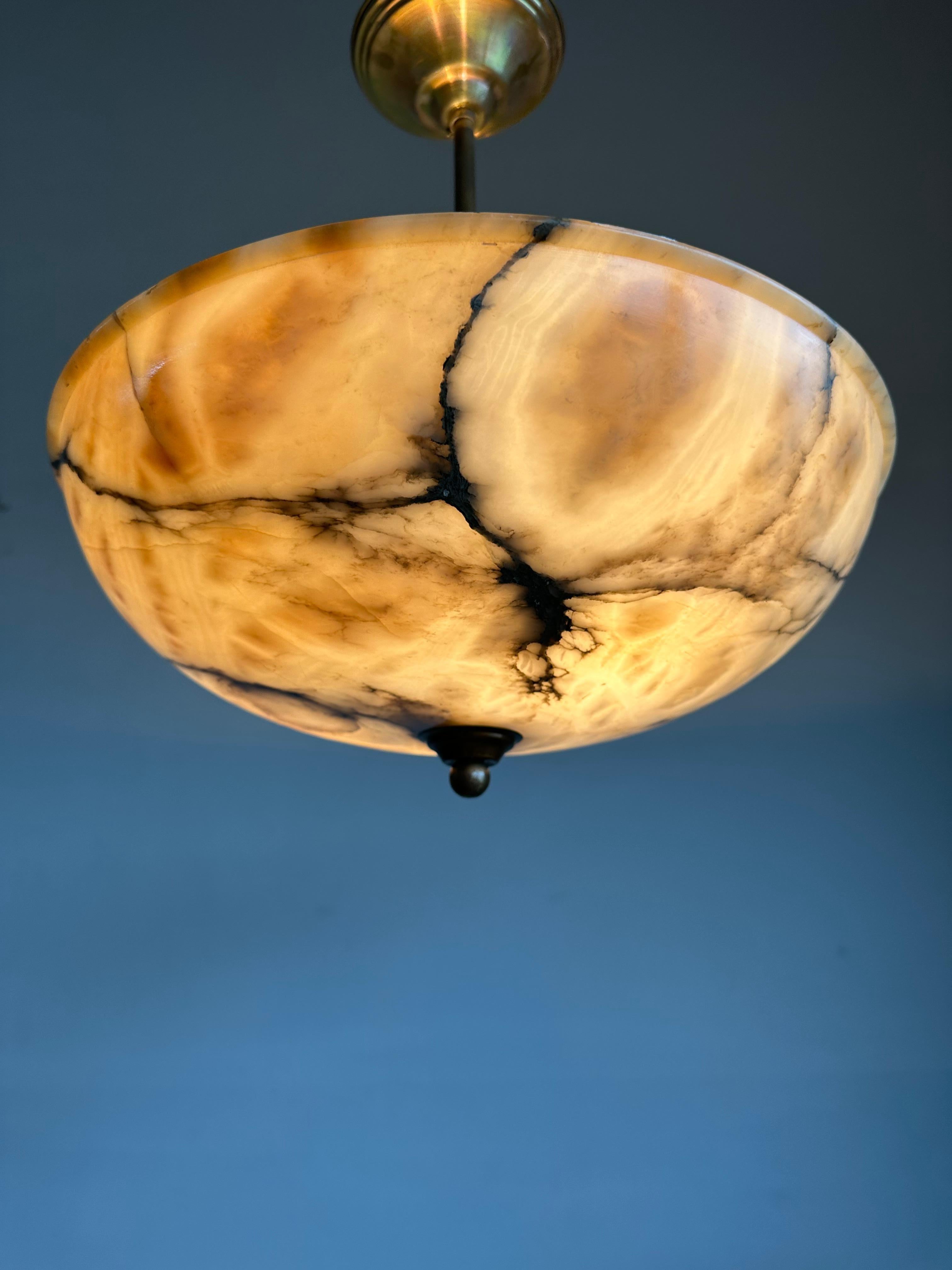 Européen Timeless Art Deco White, Black & Amber Alabaster Pendant Light w. Tige extensible en vente