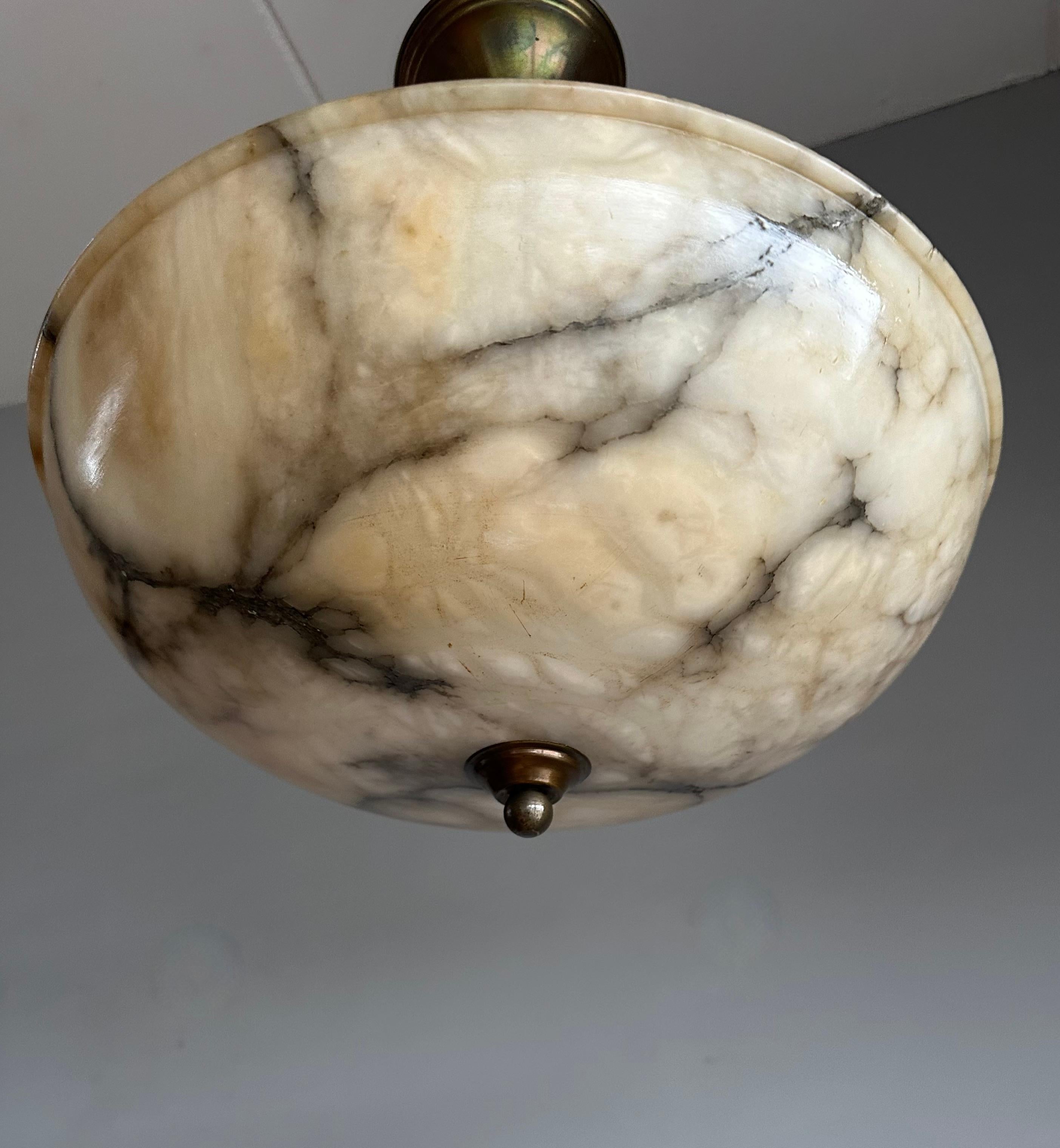 Sculpté à la main Timeless Art Deco White, Black & Amber Alabaster Pendant Light w. Tige extensible