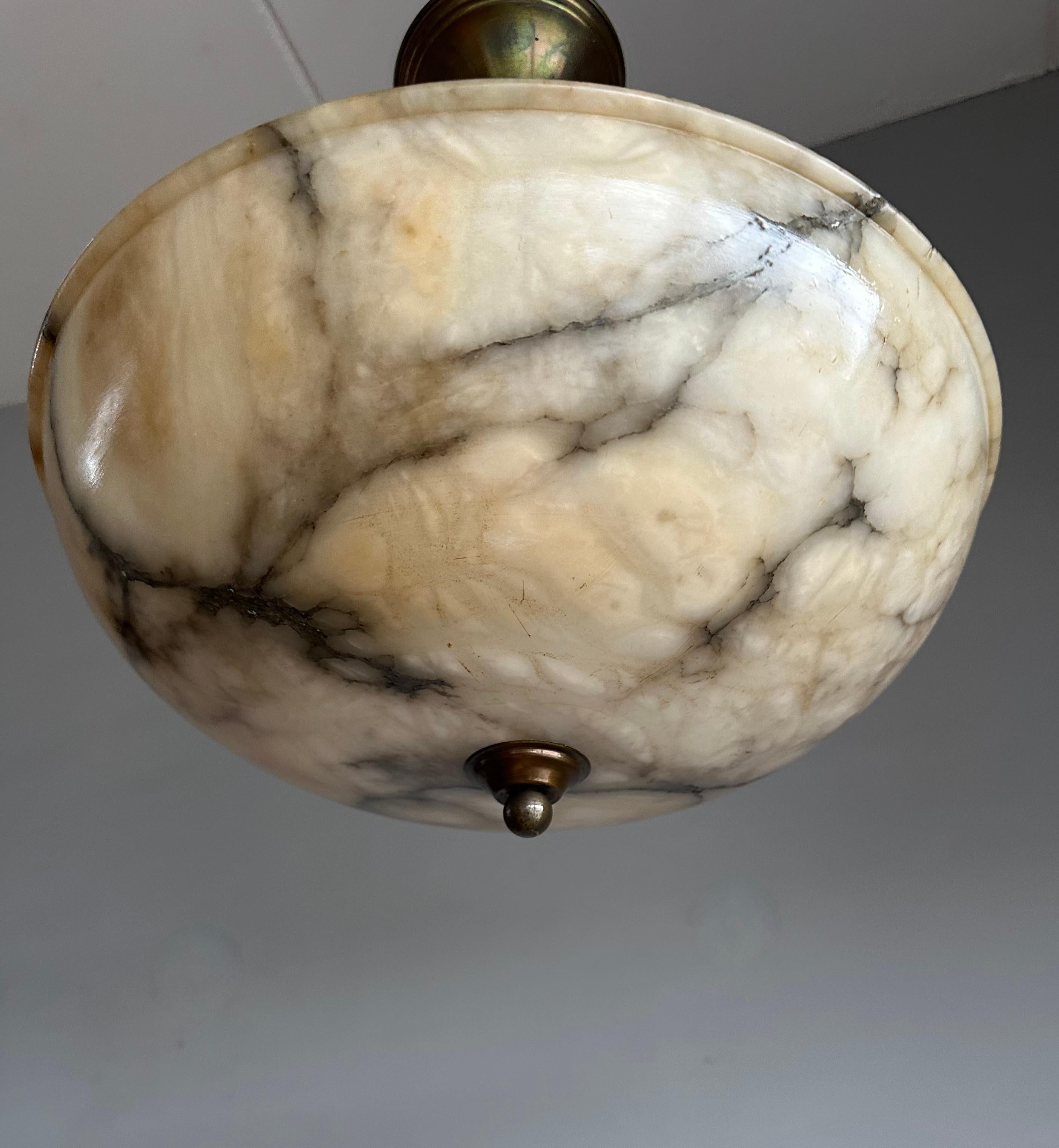 Sculpté à la main Timeless Art Deco White, Black & Amber Alabaster Pendant Light w. Tige extensible en vente