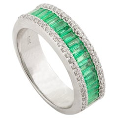 Bague demi-éternité en or blanc 14k avec émeraude et diamant taille baguette Timeless