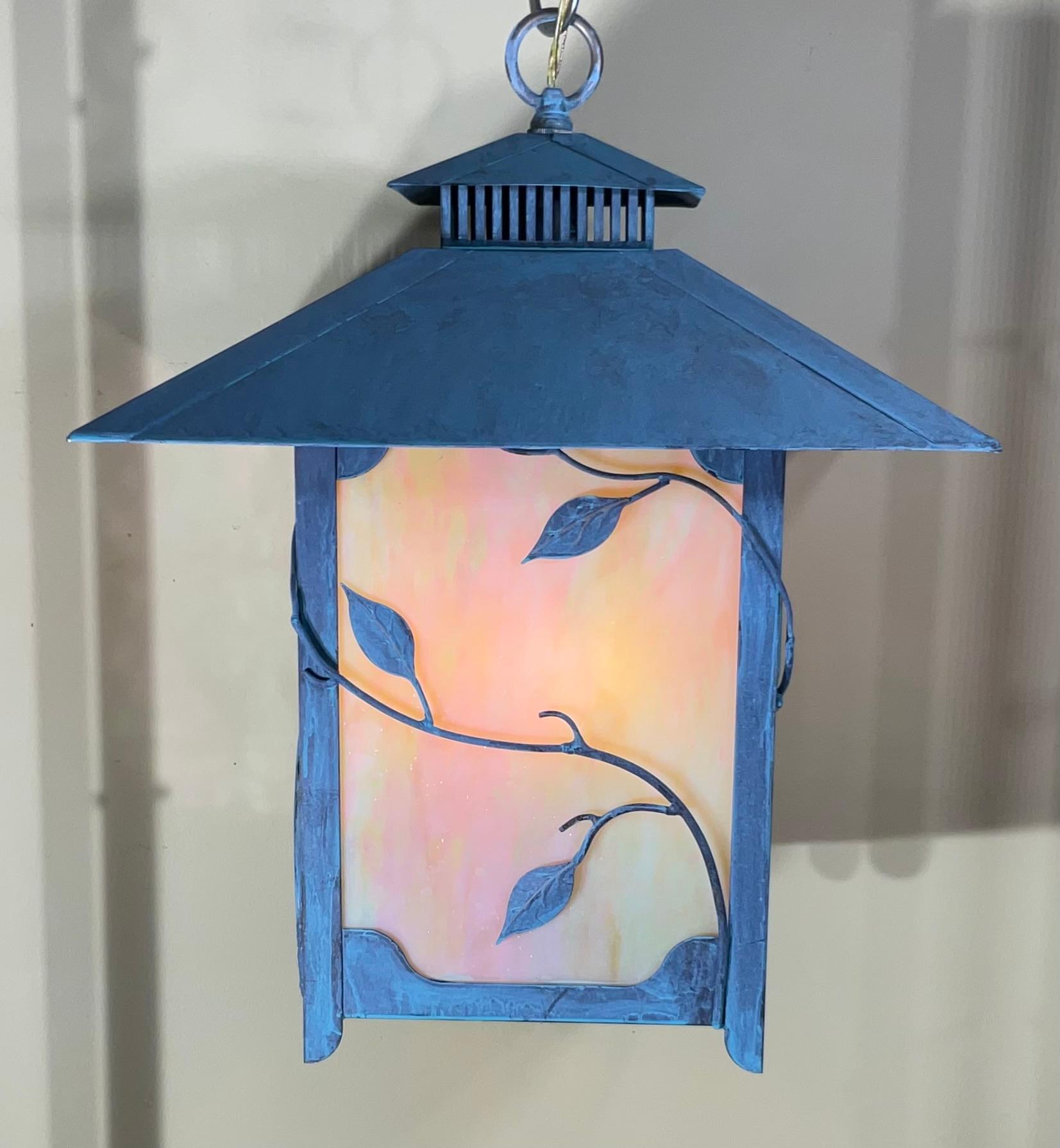 Zeitlose Schönheit: Eine Laterne aus massivem Messing mit Kunstglas  16,5 x 16,5 x 21 hoch im Angebot 4