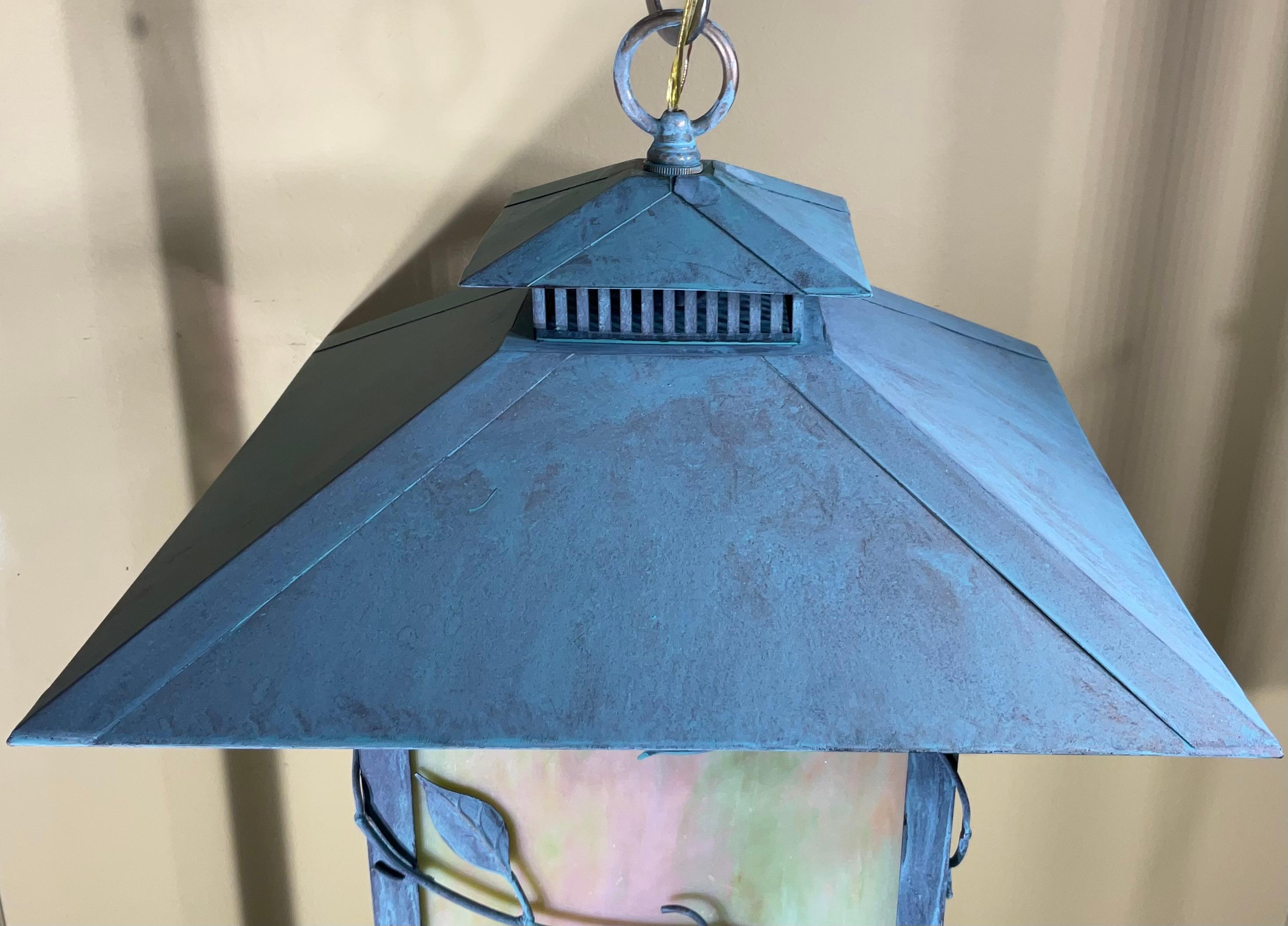 Zeitlose Schönheit: Eine Laterne aus massivem Messing mit Kunstglas  16,5 x 16,5 x 21 hoch im Angebot 5