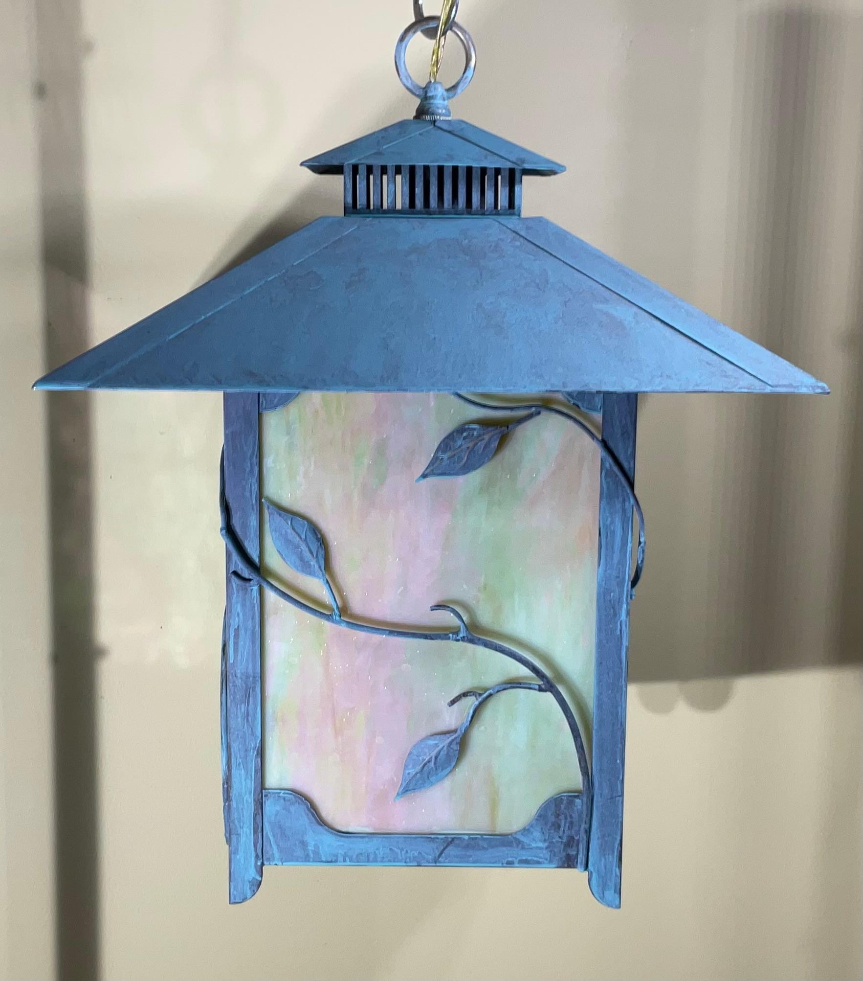 Zeitlose Schönheit: Eine Laterne aus massivem Messing mit Kunstglas  16,5 x 16,5 x 21 hoch im Angebot 7