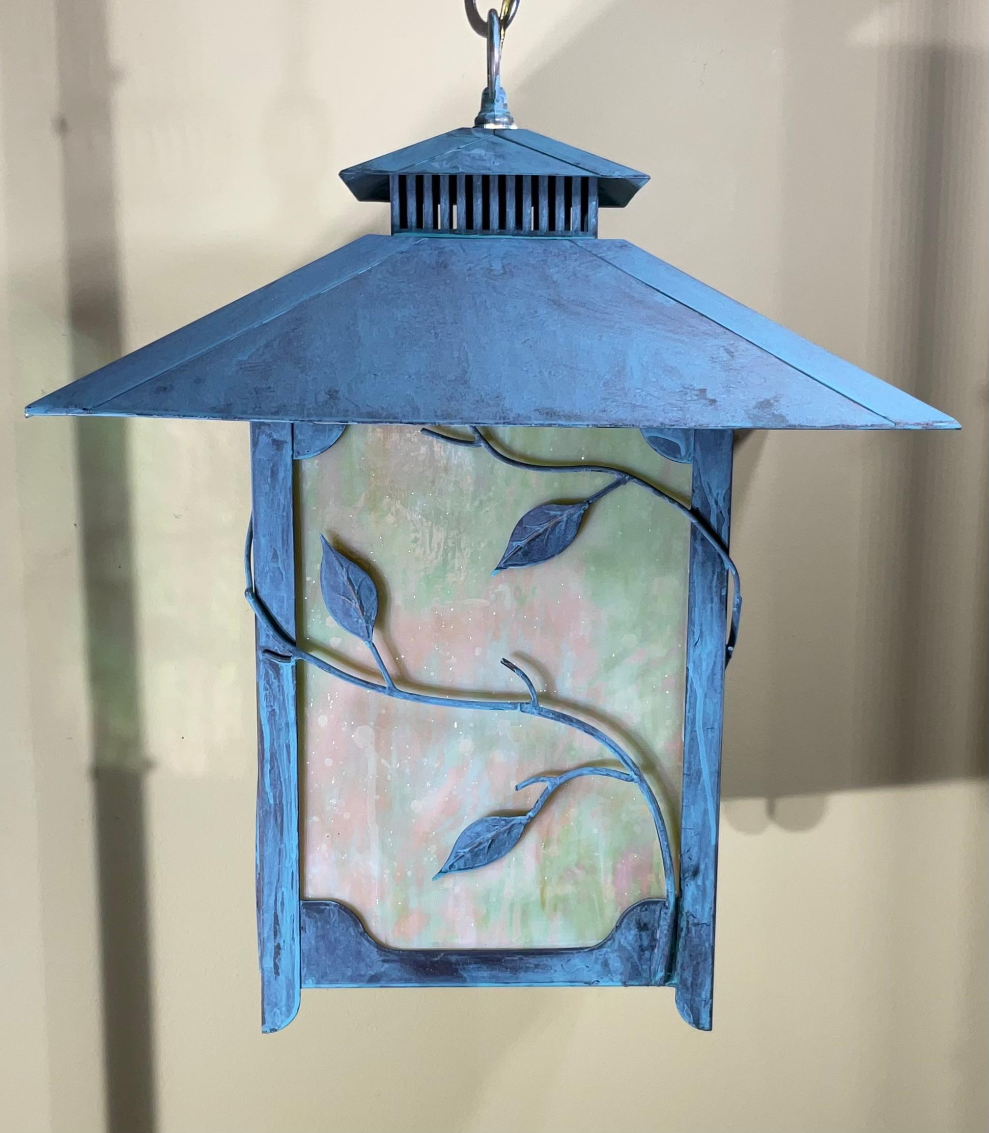 Zeitlose Schönheit: Eine Laterne aus massivem Messing mit Kunstglas  16,5 x 16,5 x 21 hoch (amerikanisch) im Angebot