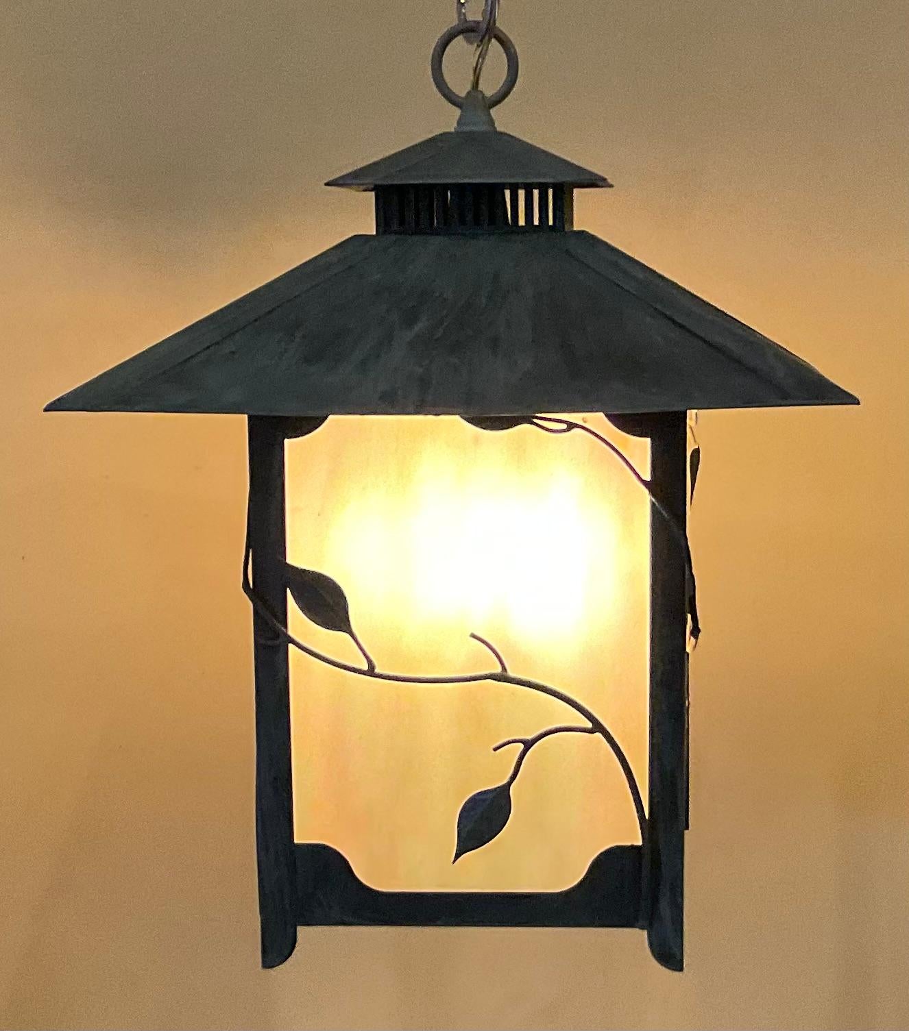 Fait main Beauté Timeless : Lanterne en laiton massif et verre d'art  16,5 x 16,5 x 21 cm de haut en vente