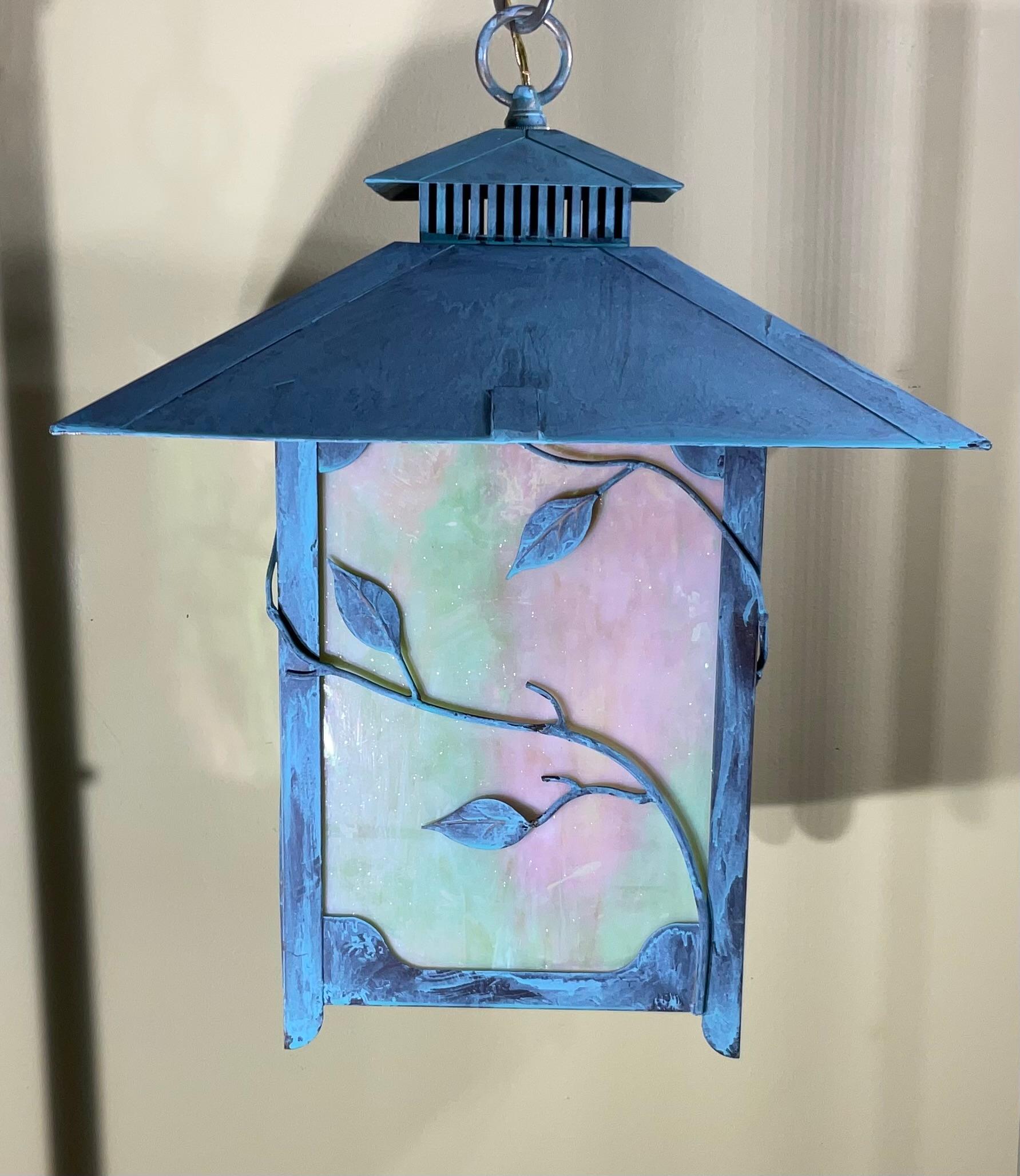 Zeitlose Schönheit: Eine Laterne aus massivem Messing mit Kunstglas  16,5 x 16,5 x 21 hoch (Handgefertigt) im Angebot